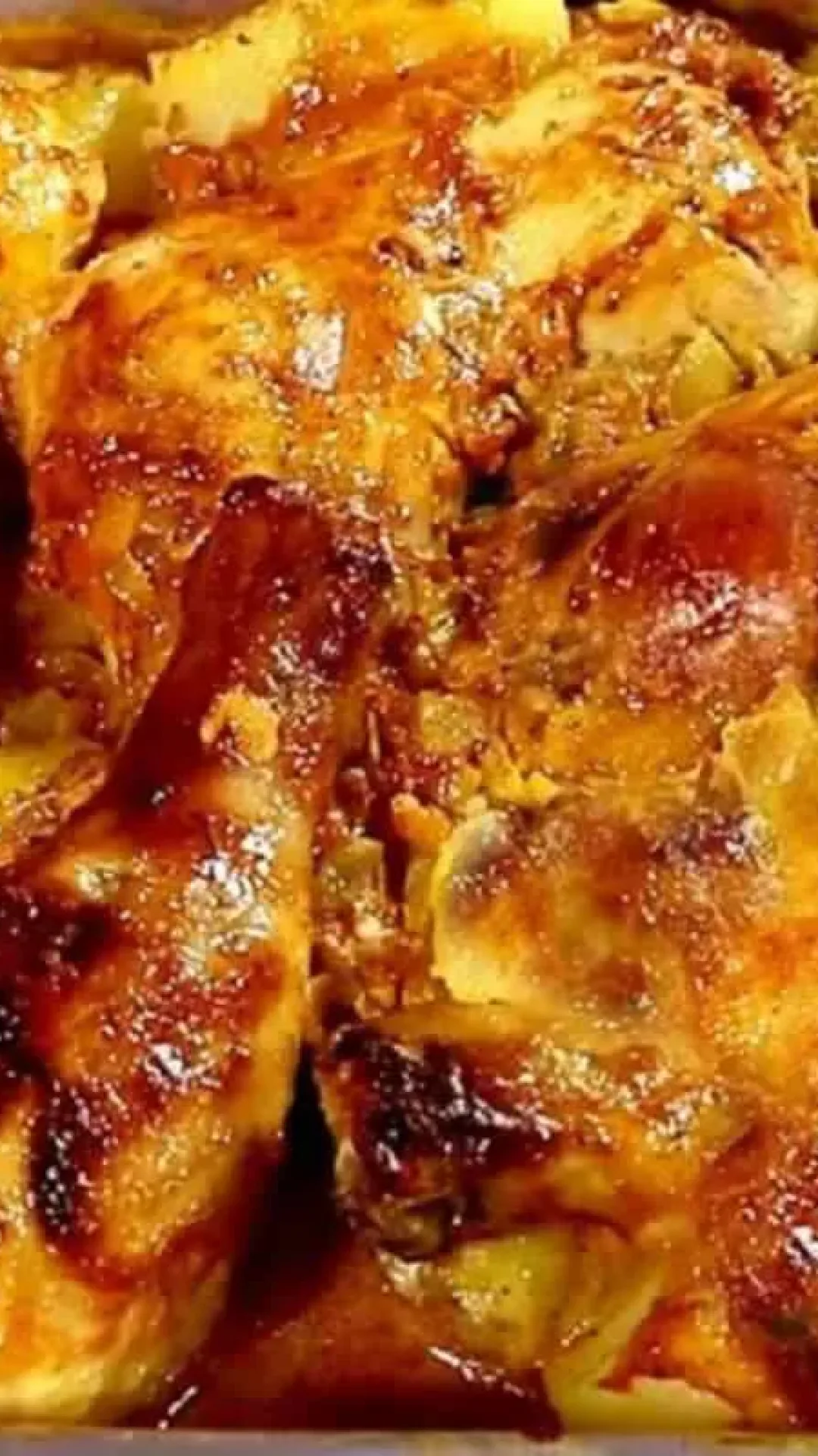 Frango com batata assado no forno fica todo molhadinho e suculento