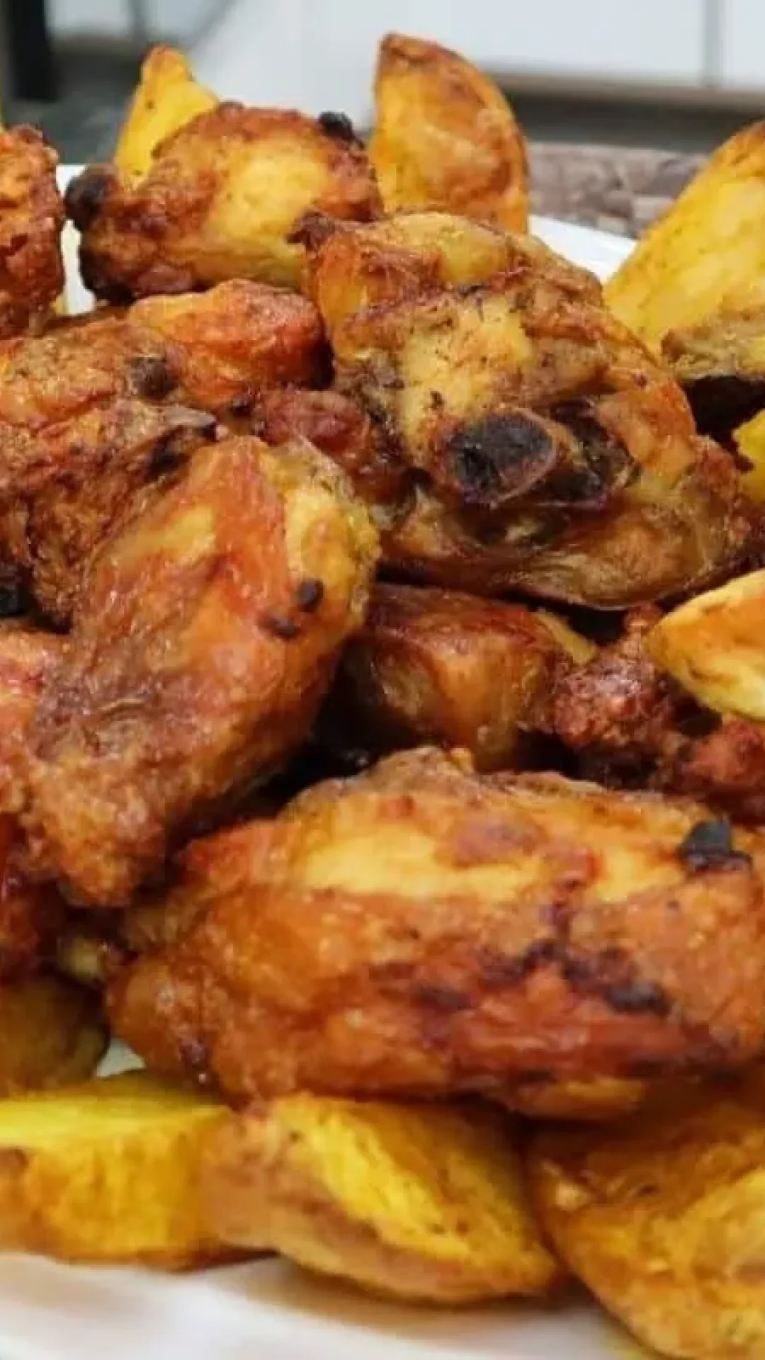 Frango com batatas na air fryer que fica bem crocante e suculento