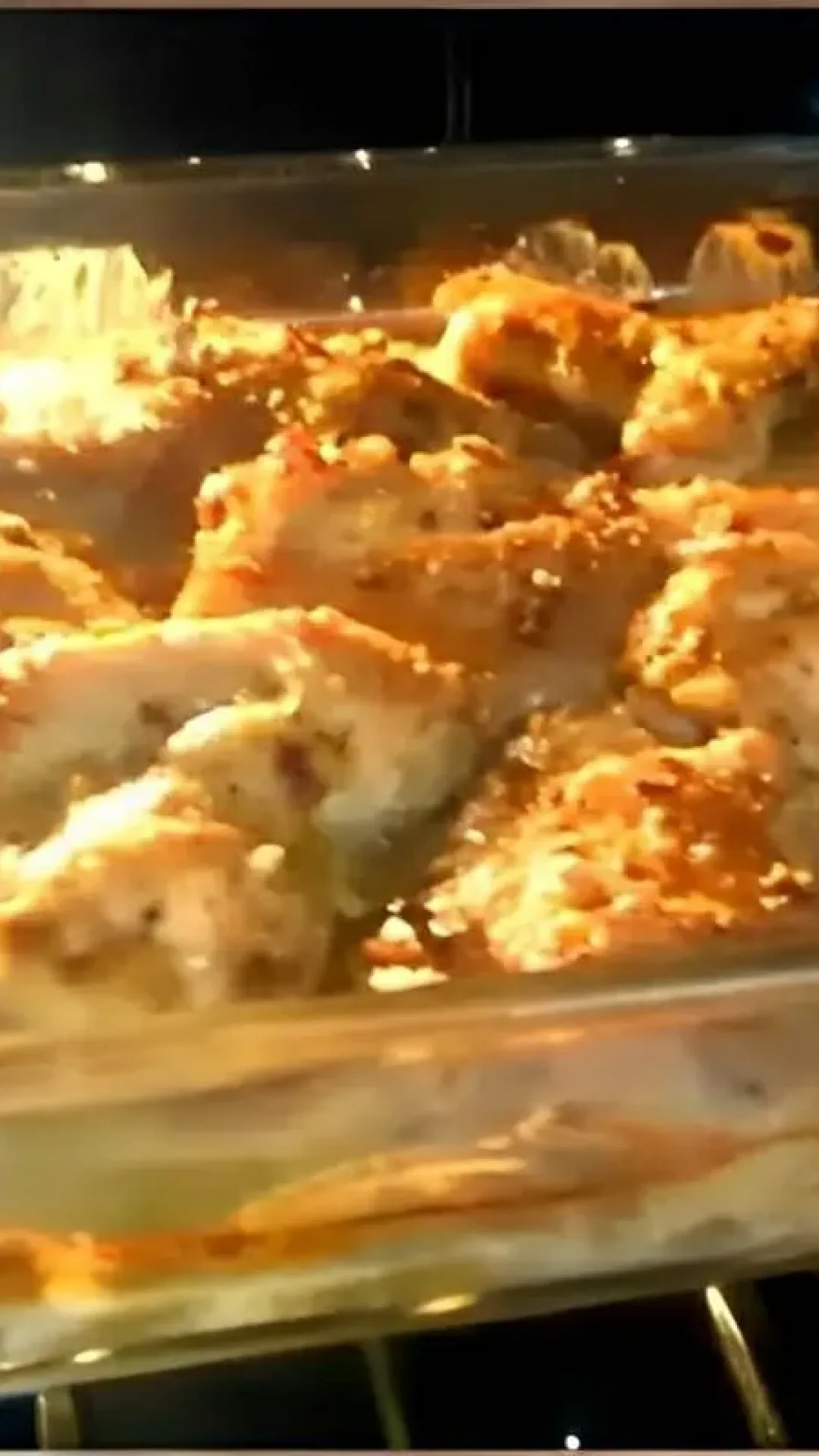 Frango com creme de cebola assado no forno delicioso e perfeito para servir no almoço ou jantar