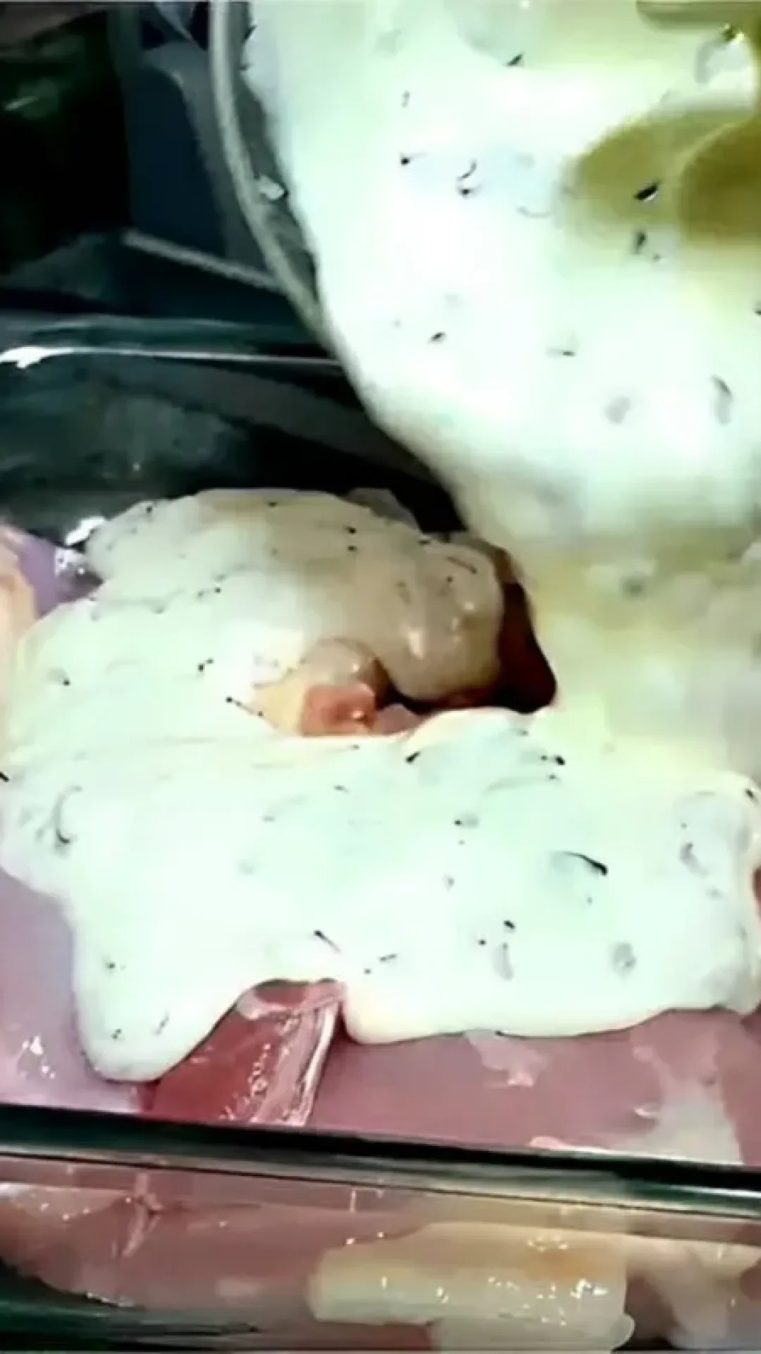 Frango com creme de cebola caseiro fica suculento e saboroso como nenhuma outra receita