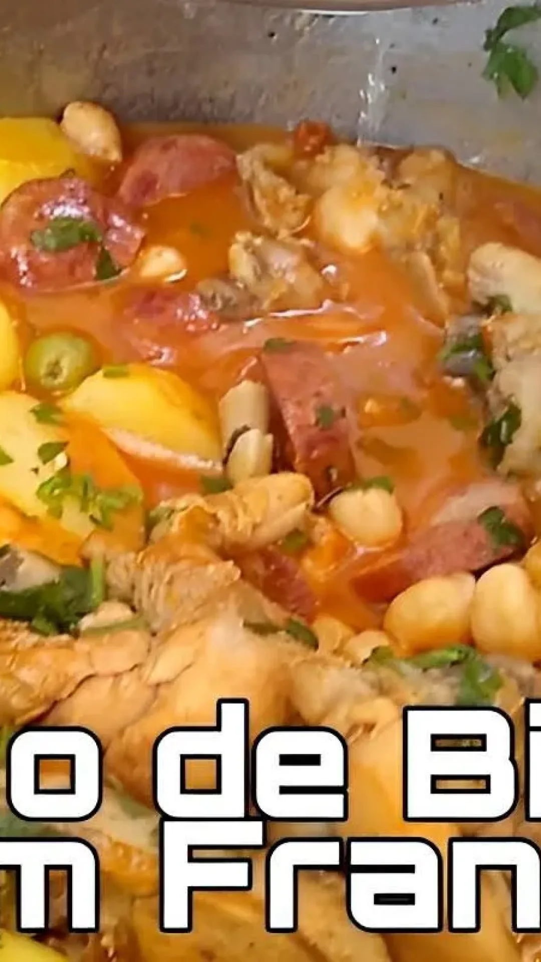 Frango com grão de bico na panela um prato delicioso e suculento para o almoço ou jantar