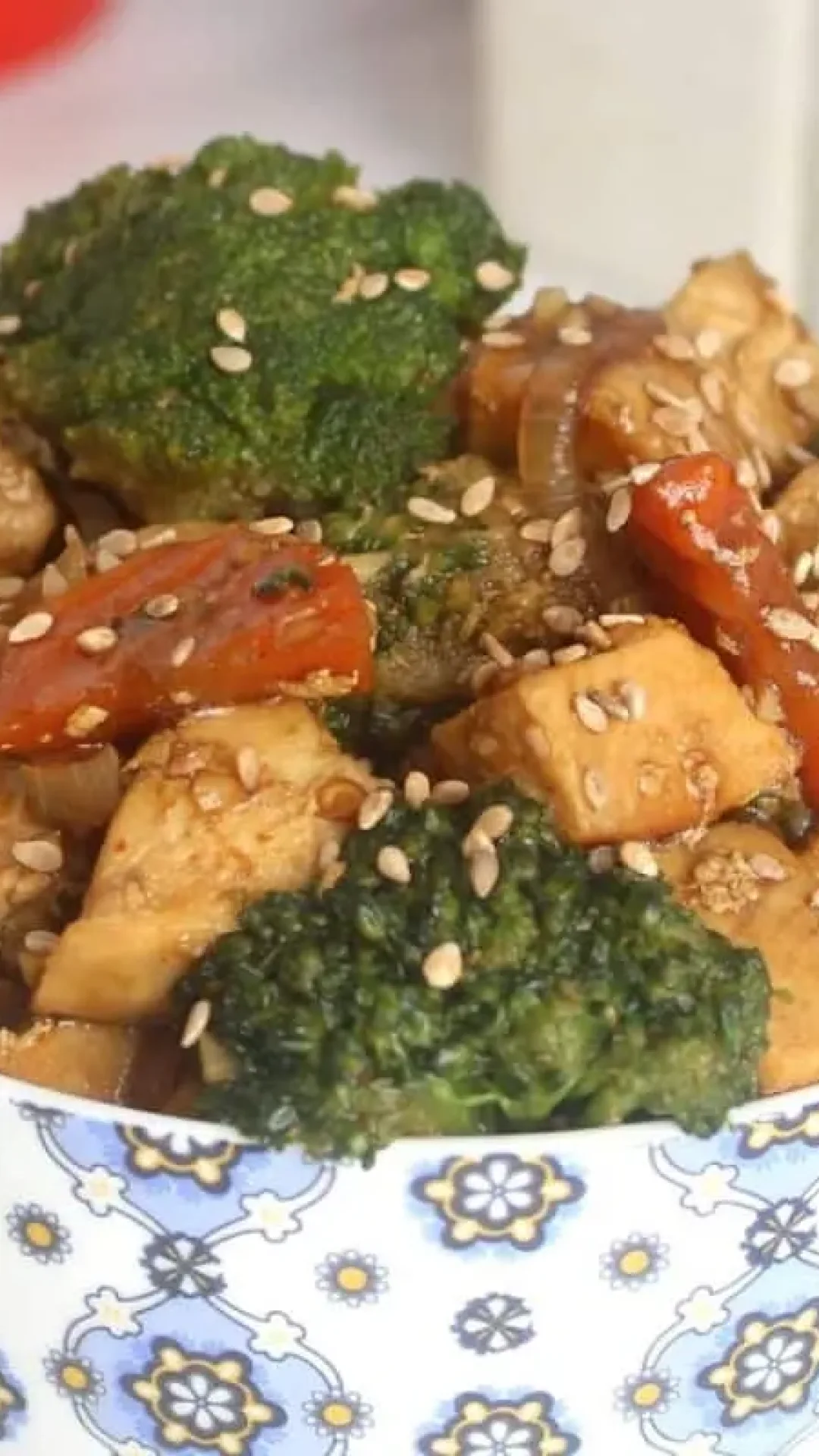 Frango com legumes: uma receita colorida, saudável e saborosa, perfeita para qualquer refeição