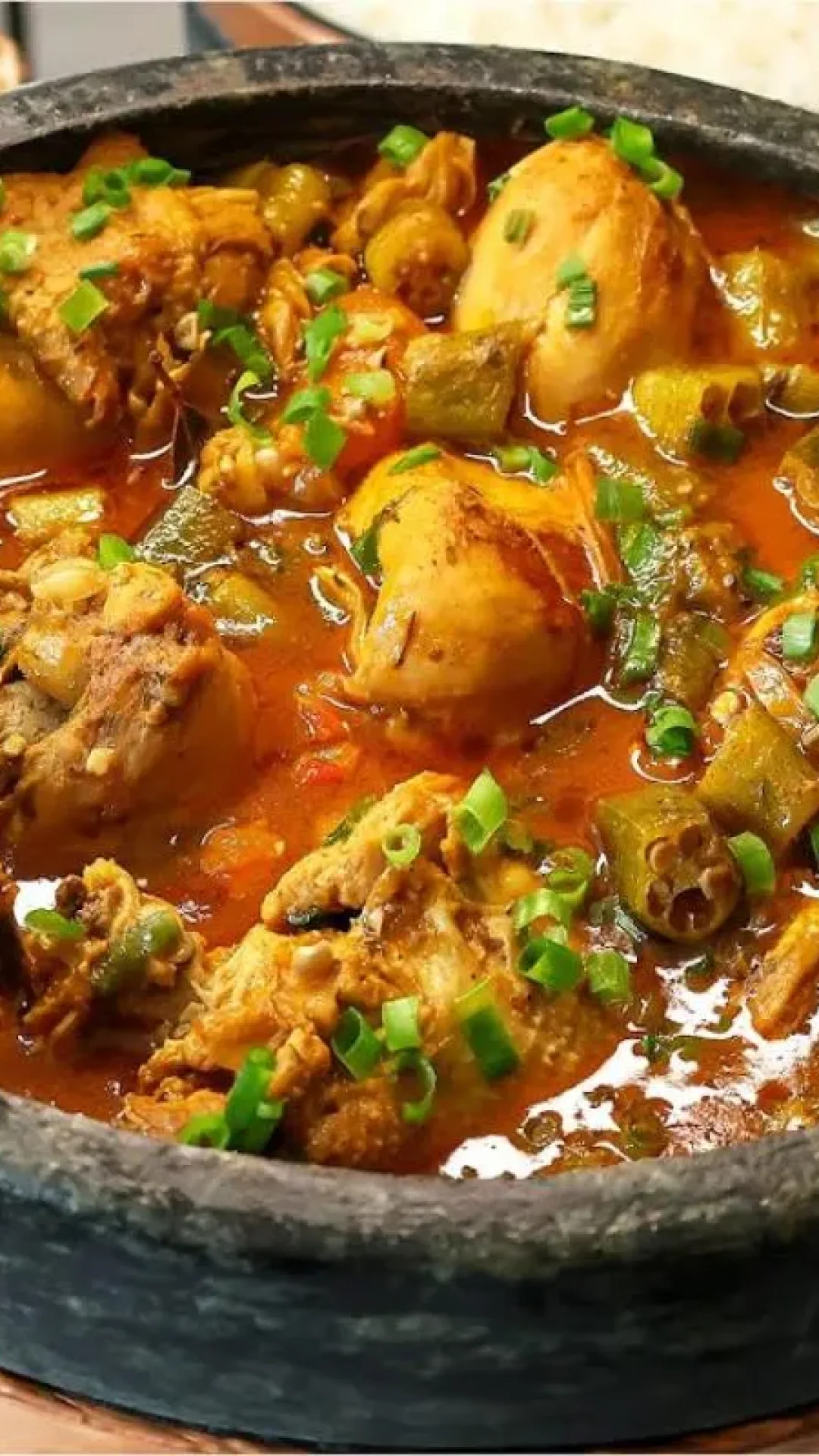 Frango com quiabo ao modo mineiro de cozinhar: uma delícia e sem baba