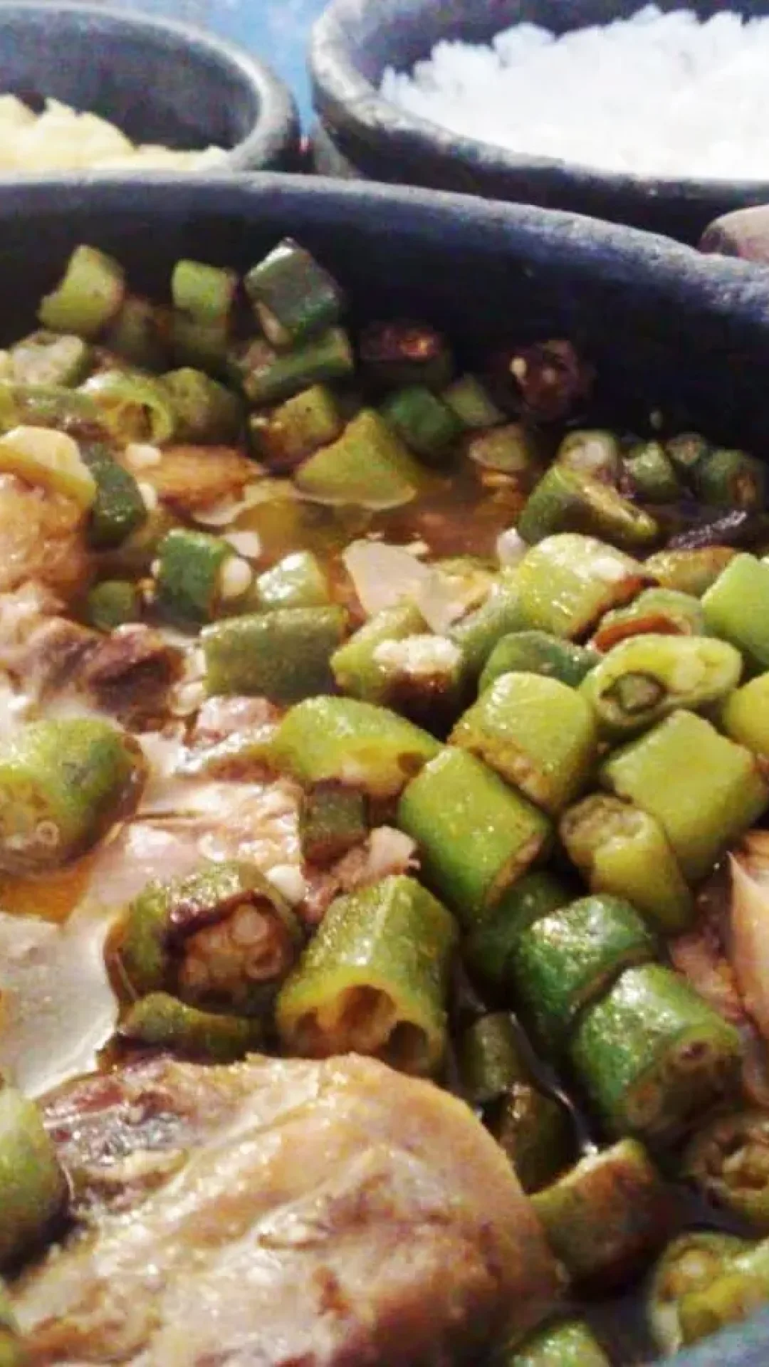 Frango com quiabo, um delicioso prato da culinária mineira para fazer em casa