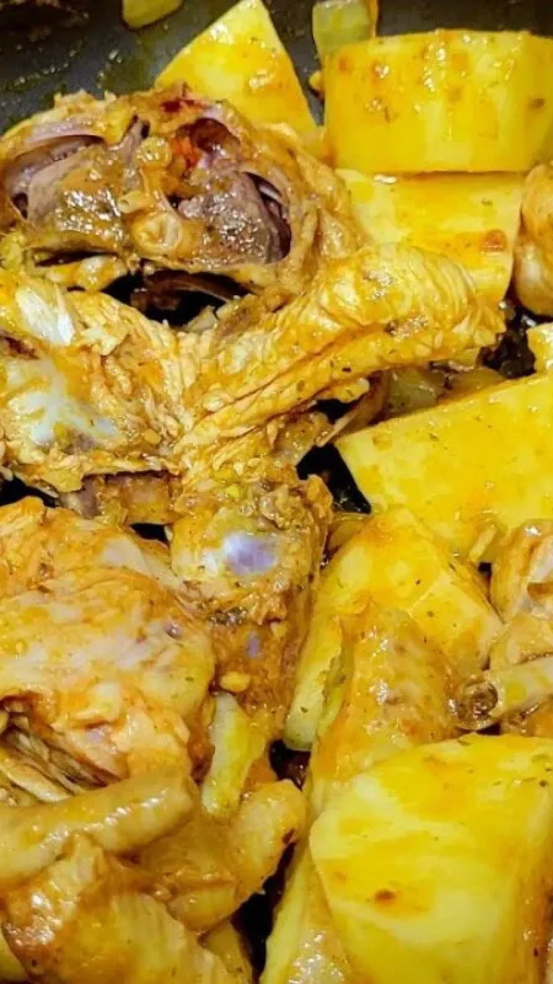 Frango cozido: feito sem adicionar água que fica super suculento e saboroso