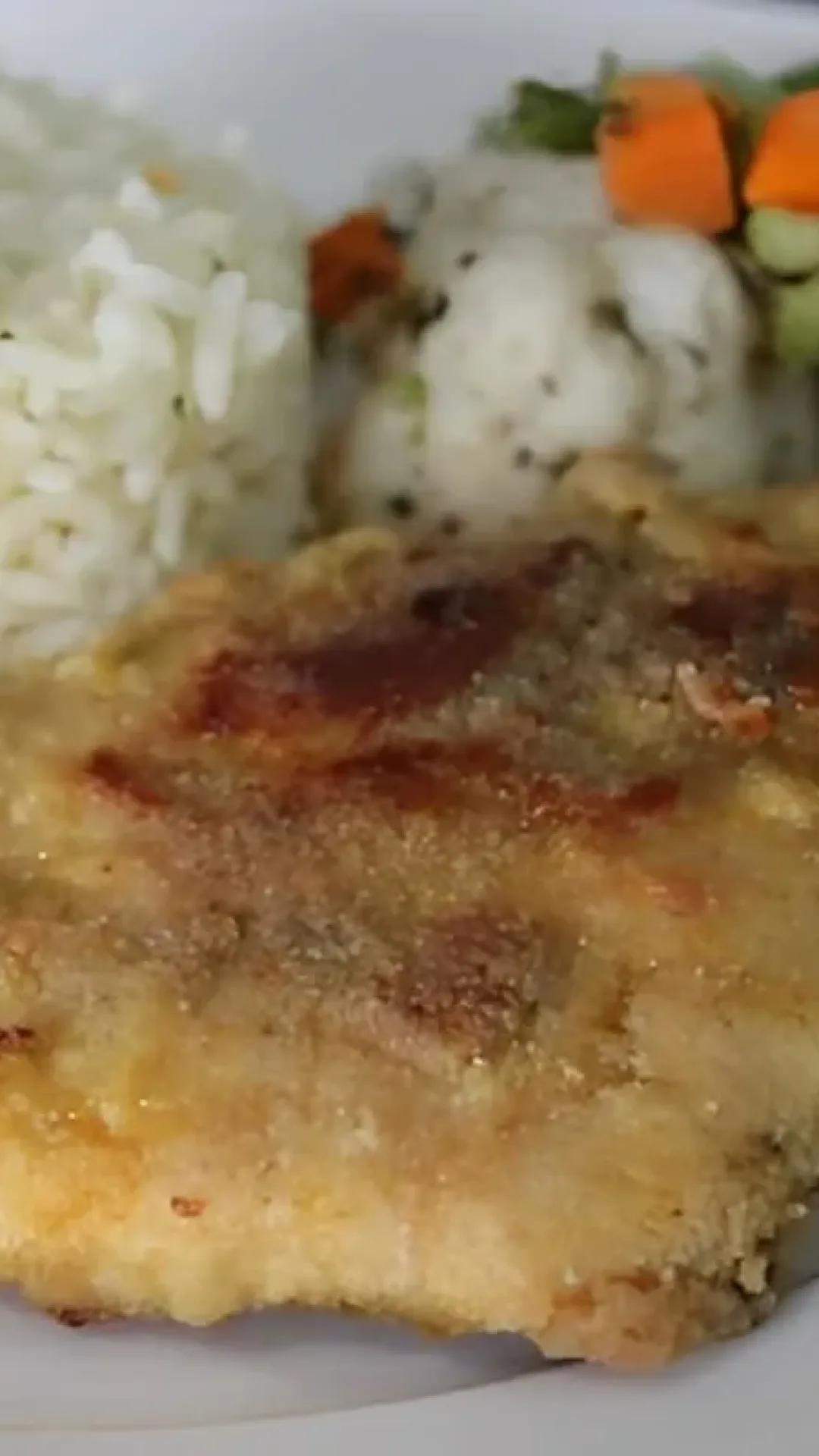 Frango empanado no forno prático e saudável também fica ótimo na airfryer