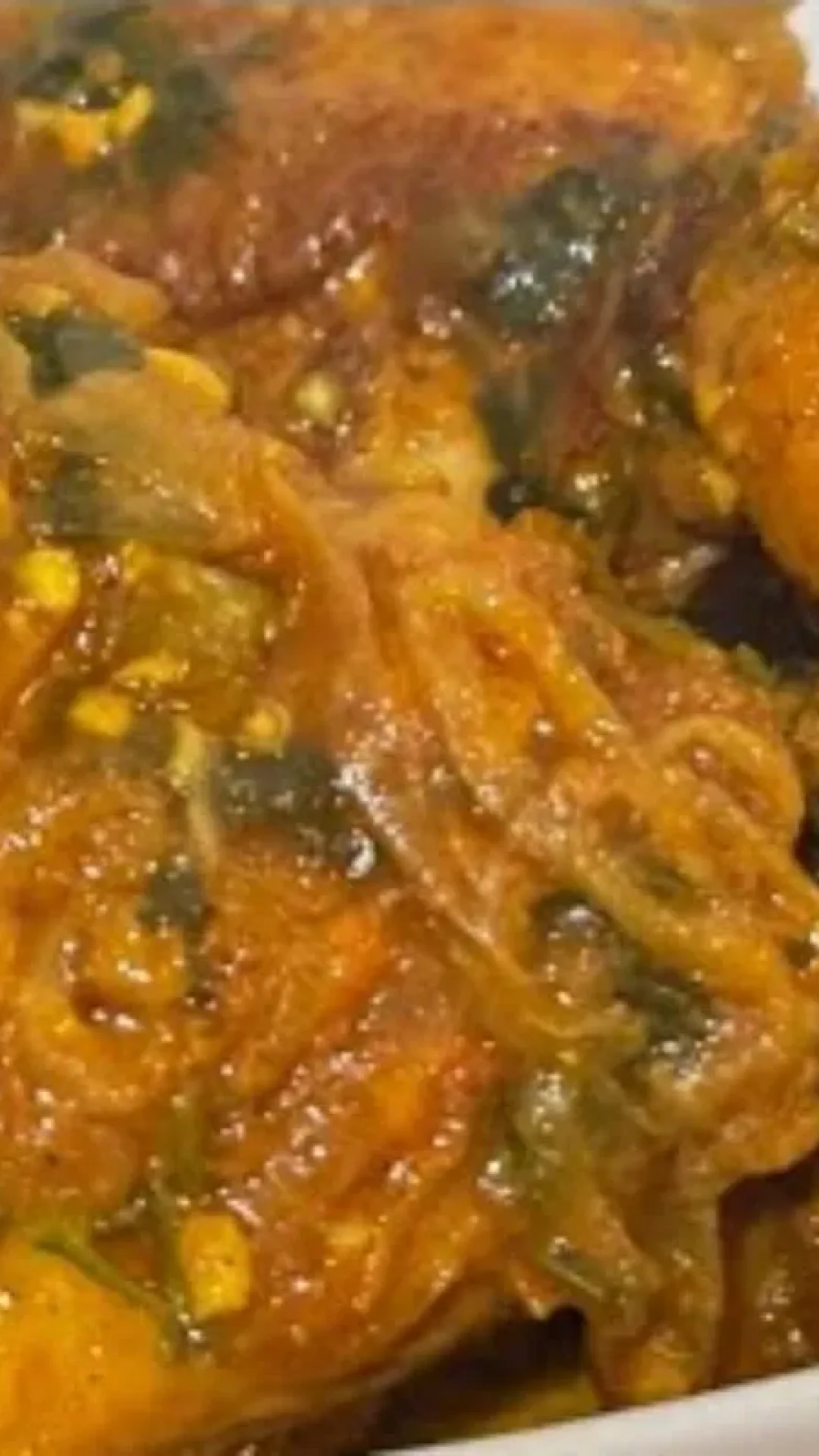 Frango ensopado com cebola caramelizada: molho suculento e carne que desmancha