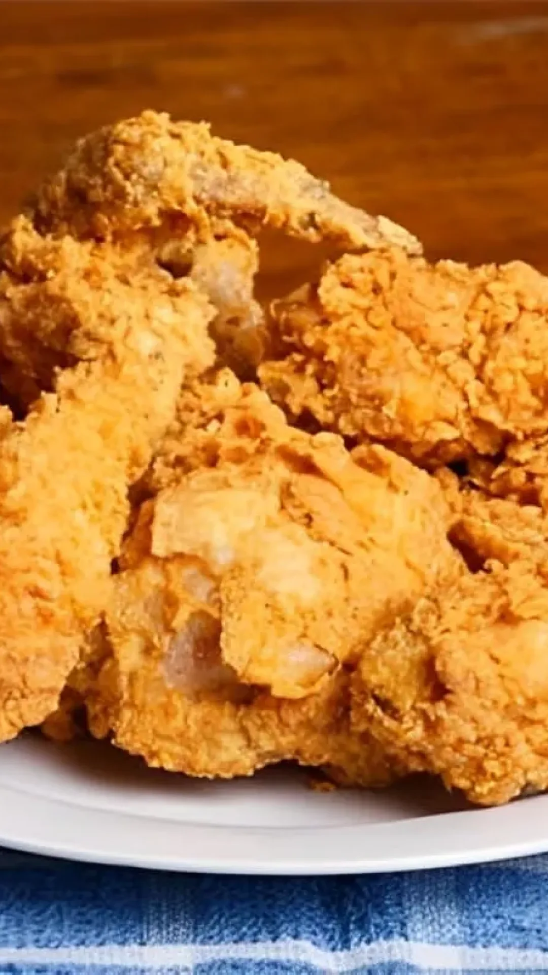 Frango frito americano daqueles que são vendidos em baldes bem temperados uma delícia