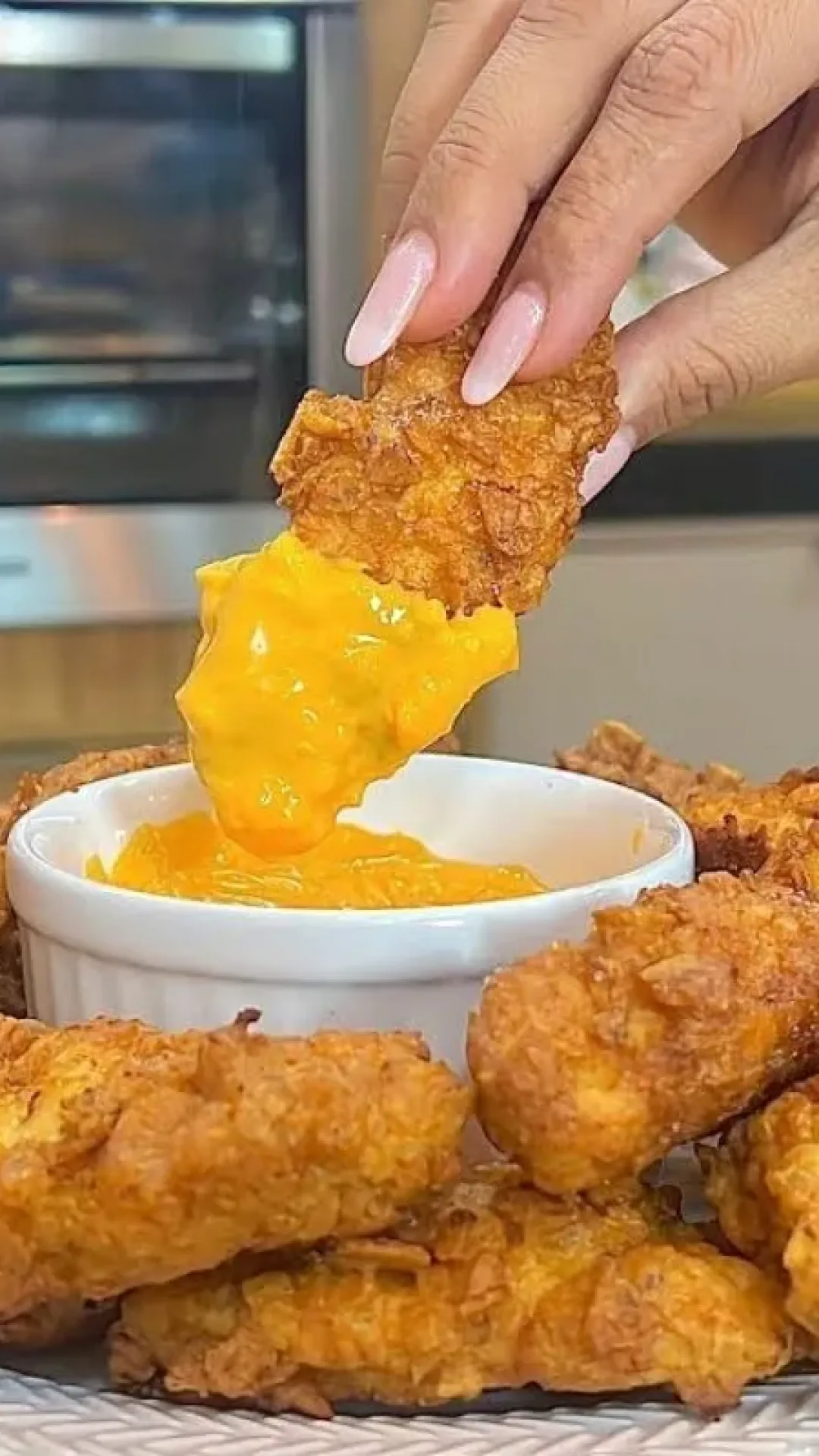Frango frito do KFC incrivelmente crocante por fora e muito suculento por dentro, um petisco irresistível
