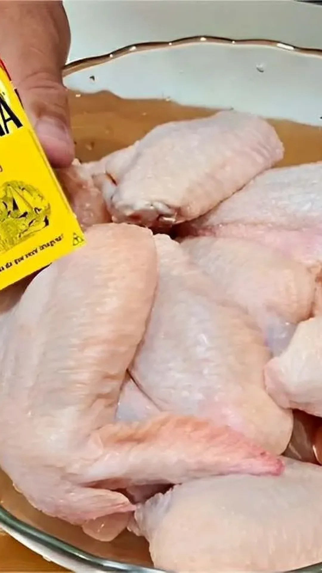 Frango frito empanado crocante e sequinho para servir no almoço ou jantar