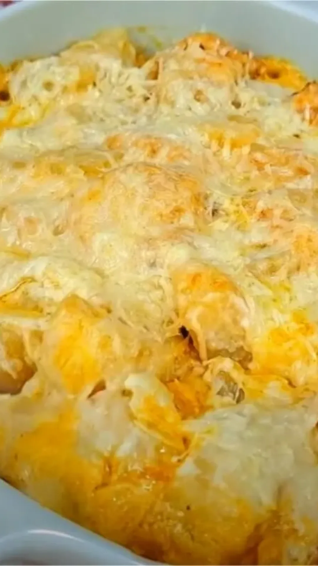 Frango gratinado com batatas e molho branco para um almoço completo em família