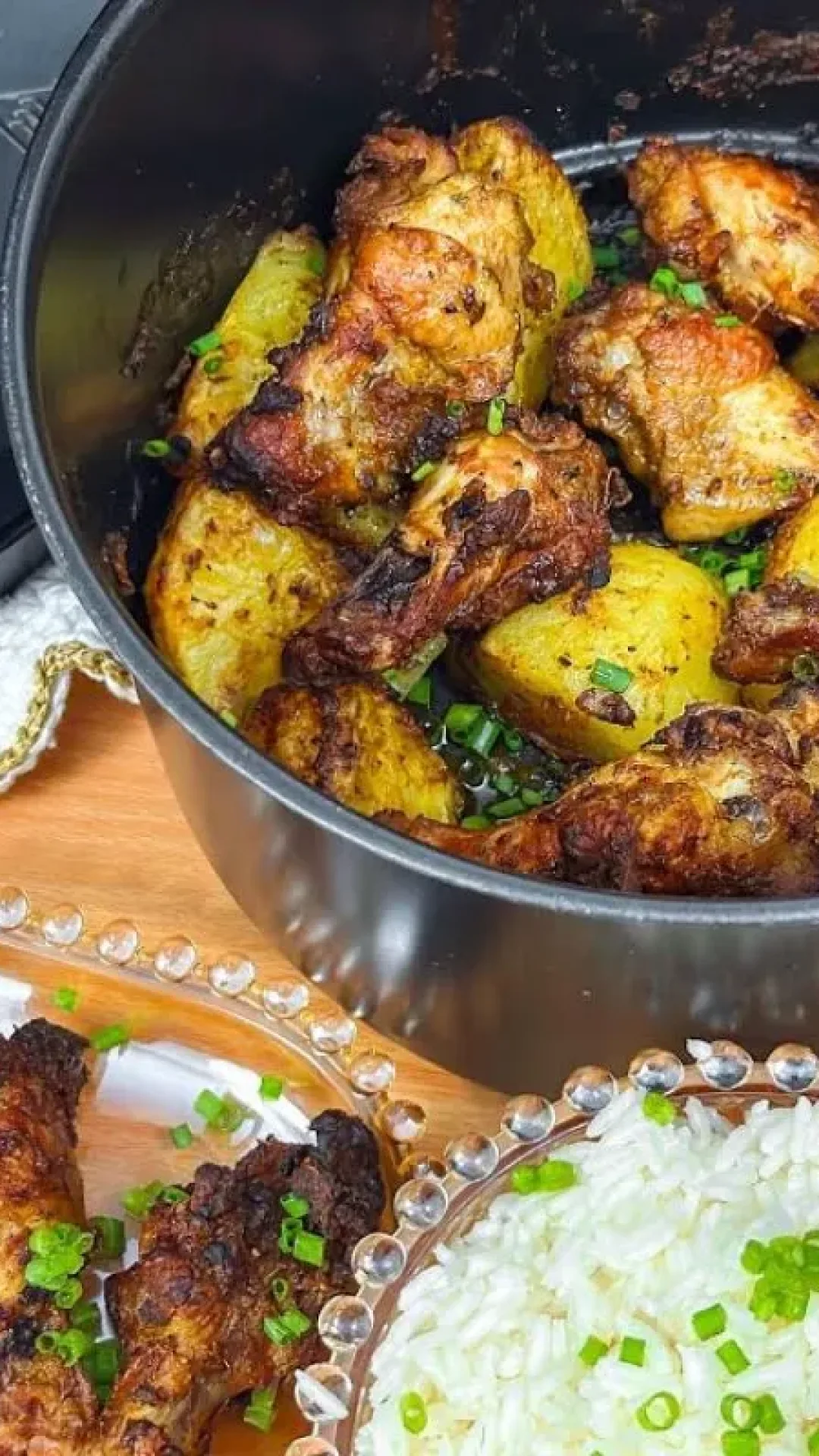 Frango na air fryer bem douradinho com batatas, que você prepara sem fazer nenhuma sujeira