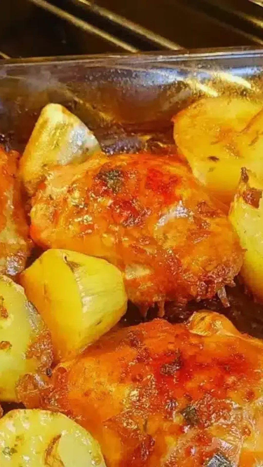 Frango na laranja feito com coxas marinadas bem suculentas e batatas douradas, para uma refeição especial