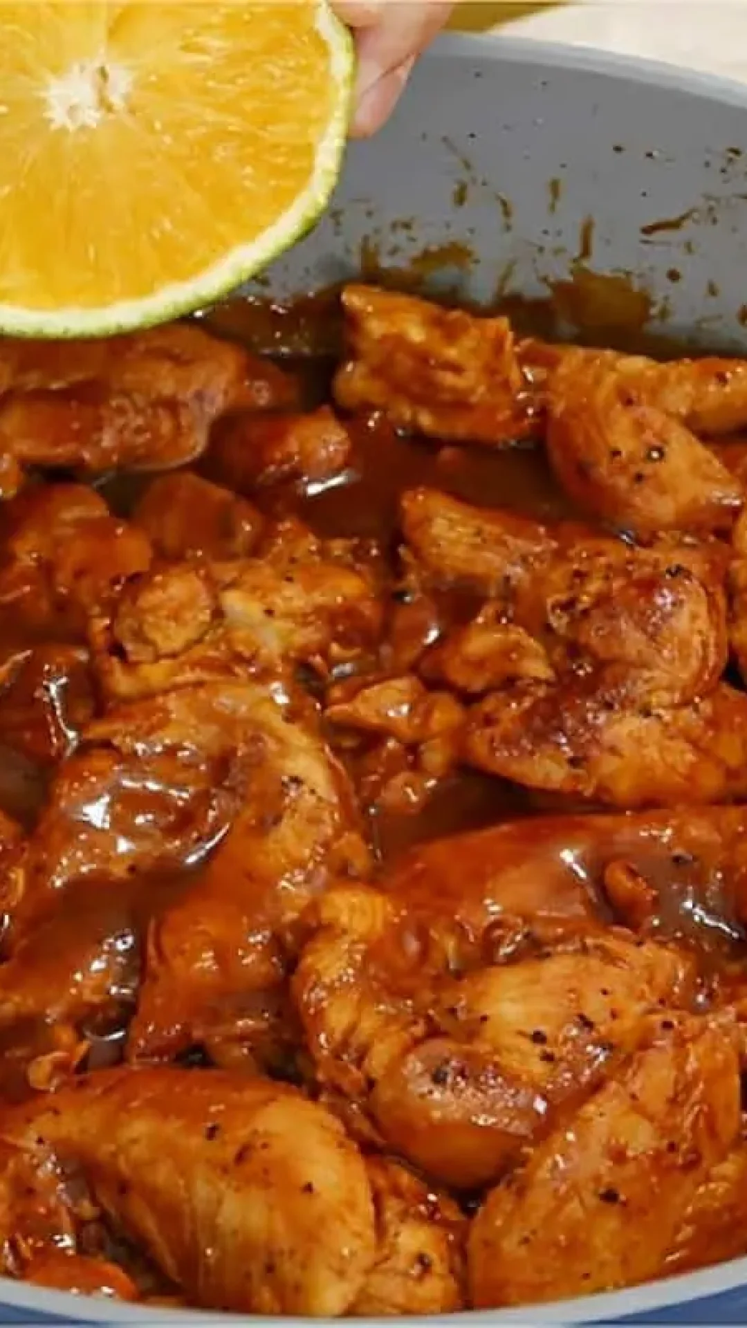 Frango na panela que desmancha na boca com suco de laranja e molho barbecue uma delícia