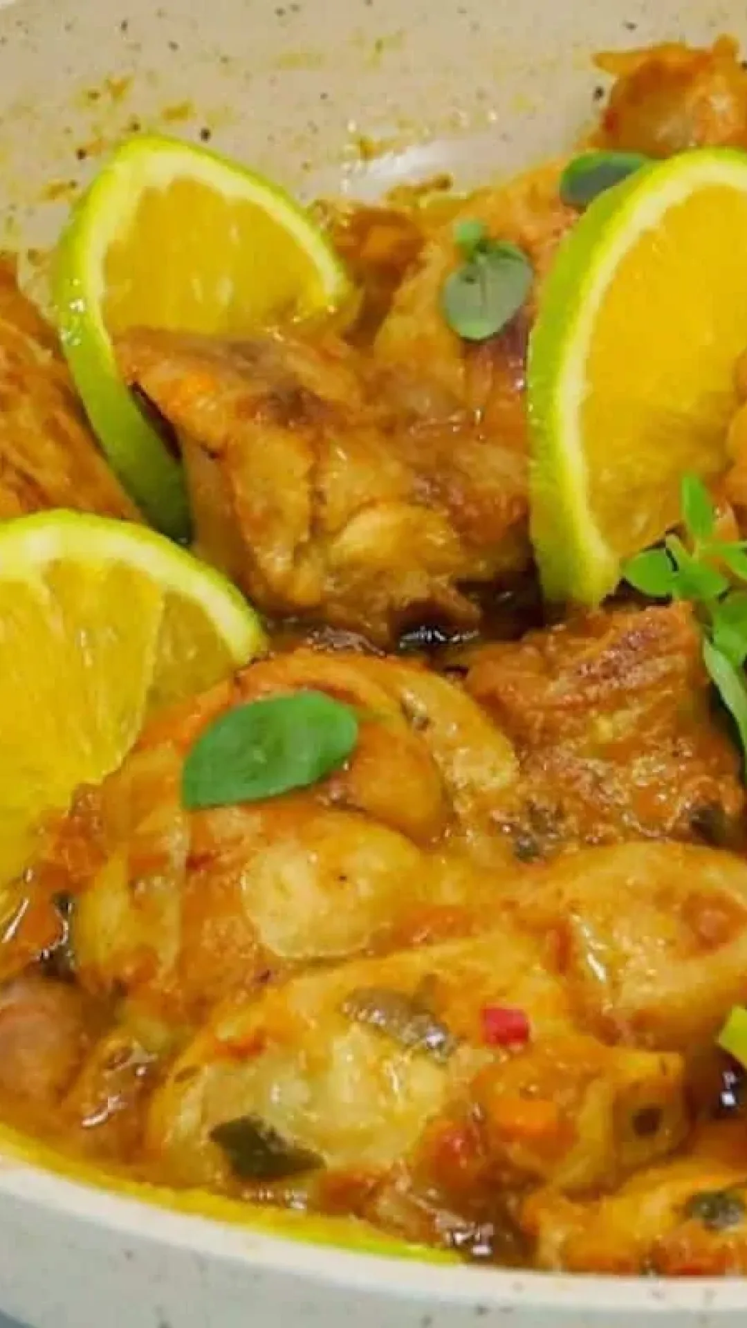 Frango no caldo de laranja que derrete na boca e tem sabor agridoce incrível