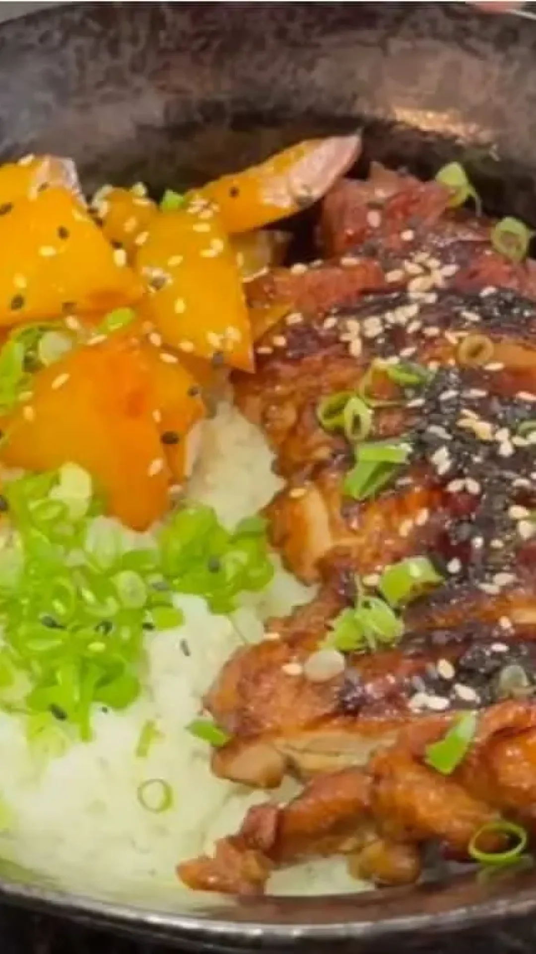 Frango Teriyaki: sobrecoxa desossada com molho japonês agridoce que fica muito suculento