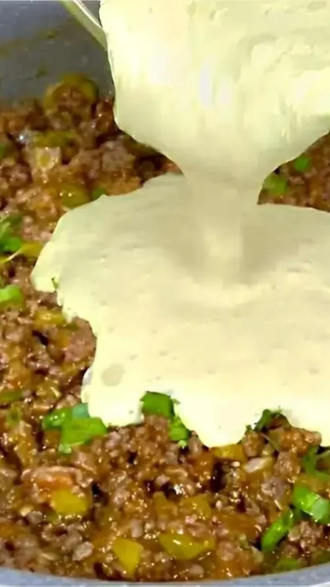 Fricassê de carne moída com muçarela e batata palha perfeito para o almoço em família