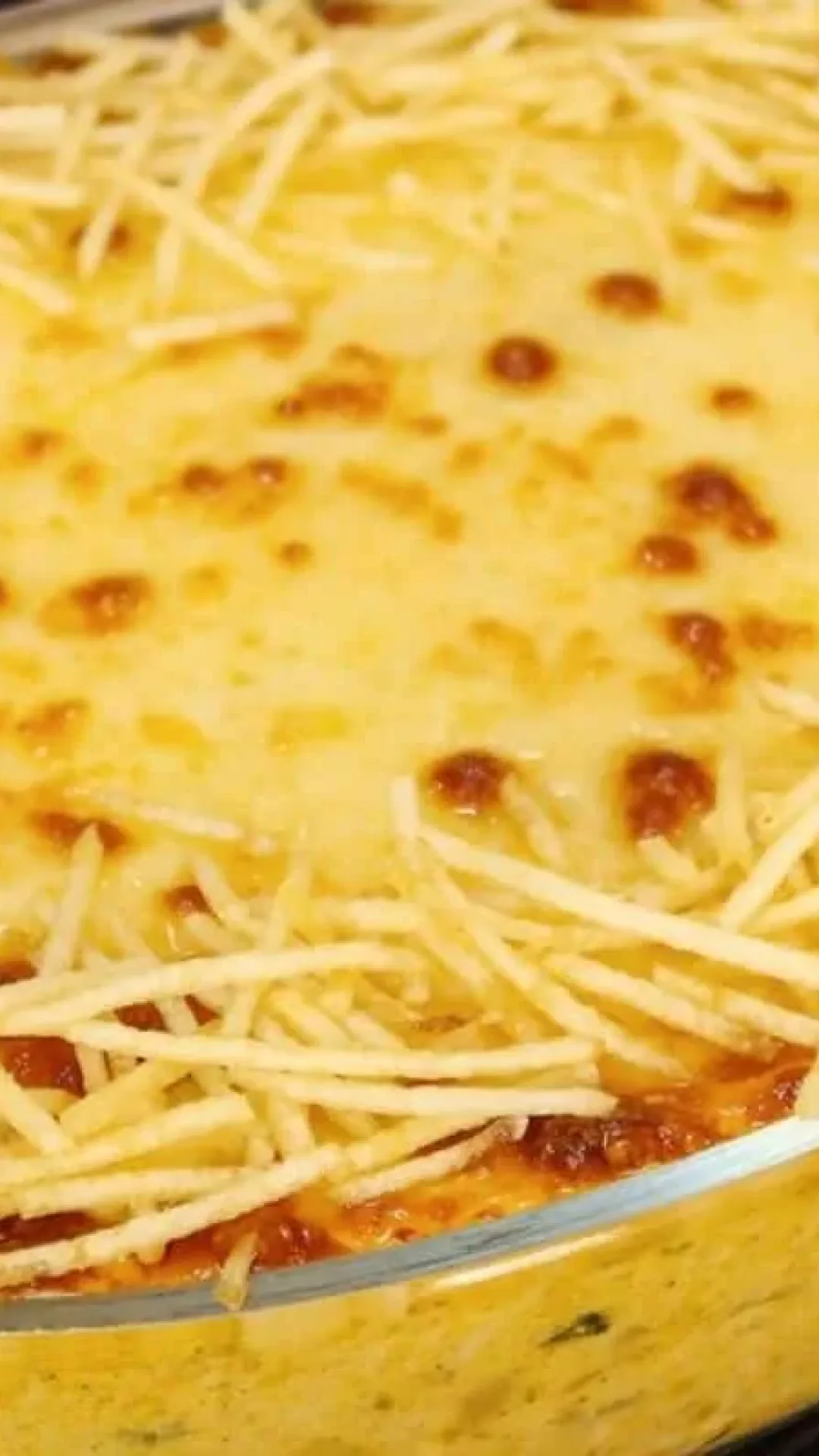 Fricassê de frango cremoso clássico, com bastante milho e queijo derretido por cima