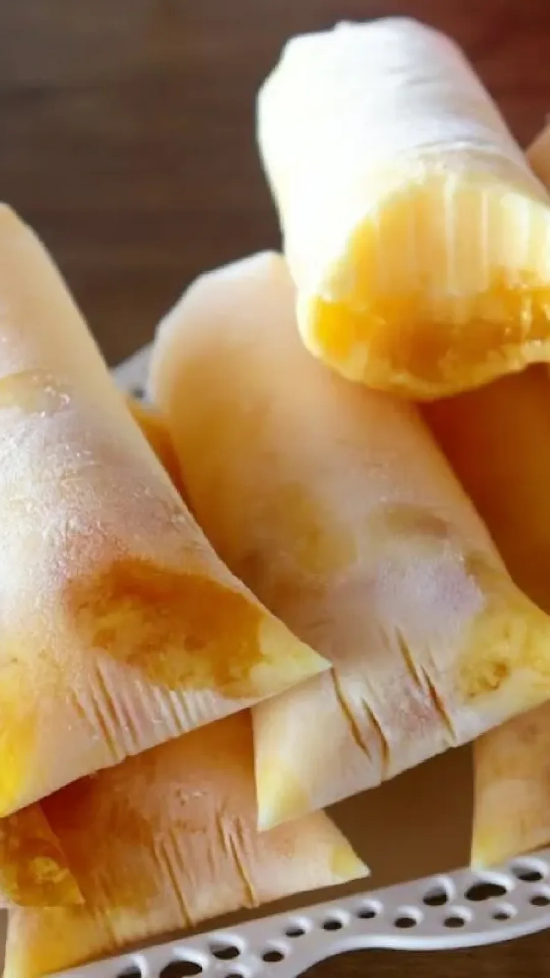 Geladinho de abacaxi com coco bem cremoso, gelado e irresistível para o calor que está chegando