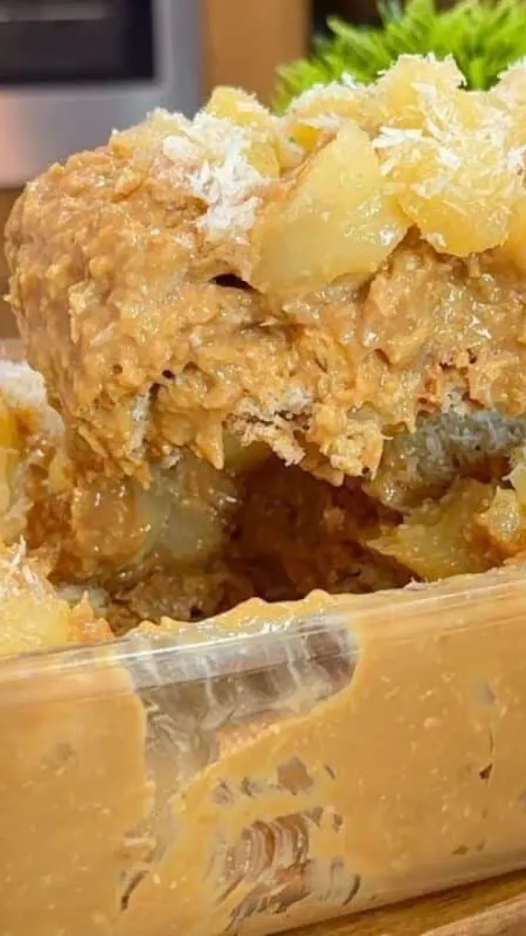 Gelado cremoso de abacaxi feito com ingredientes simples, uma sobremesa refrescante e deliciosa
