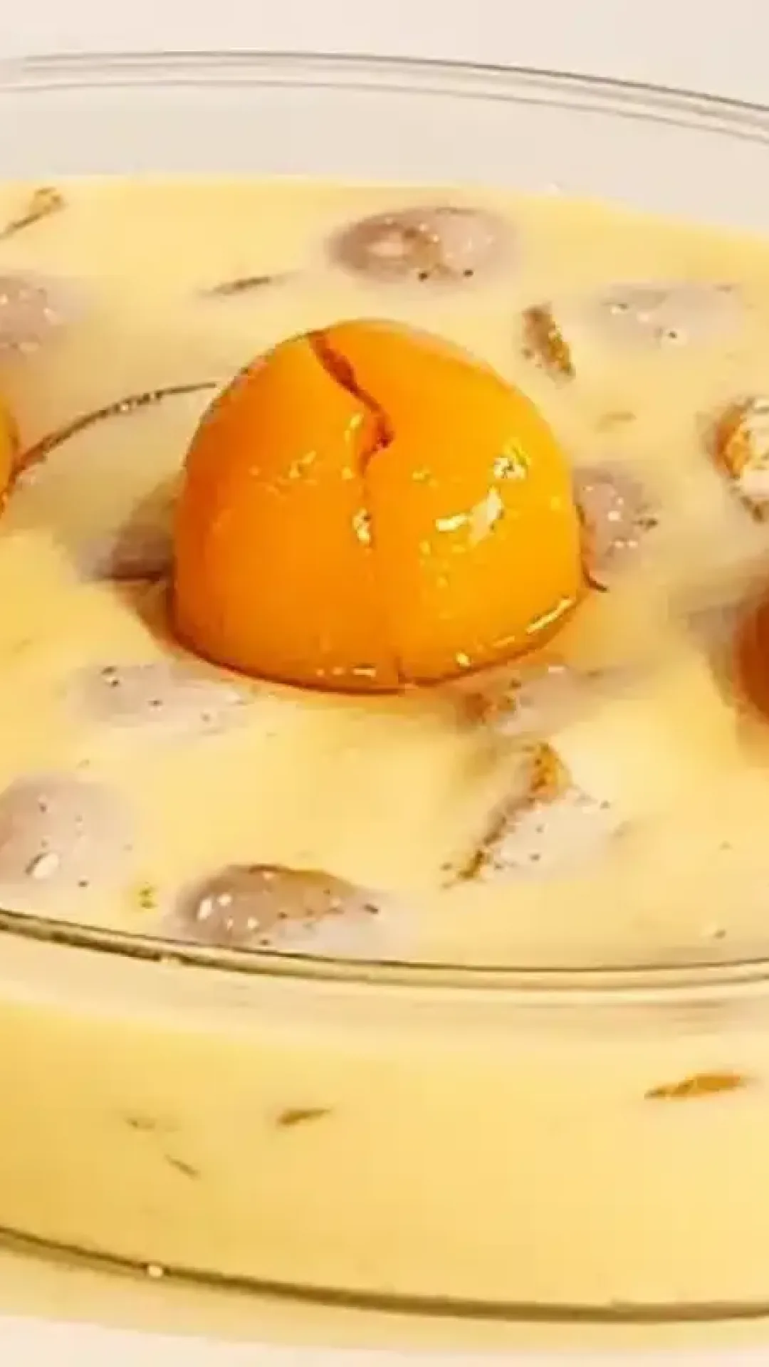 Gelado de pêssego super cremoso feito de um jeito simples, uma sobremesa refrescante e divina