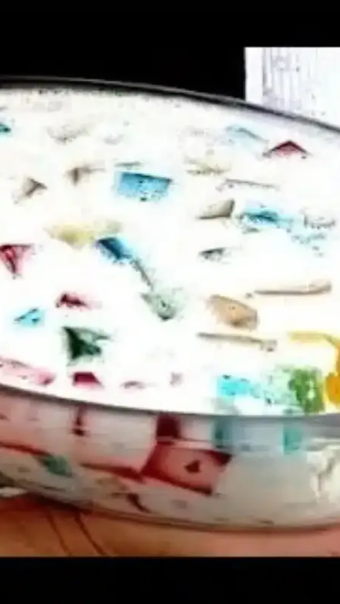 Gelatina colorida e linda em formato de mosaico, bem cremosa e refrescante, para alegrar a família