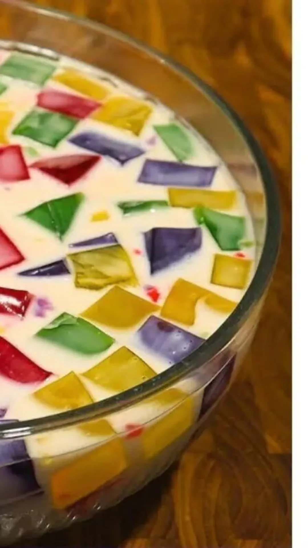 Gelatina colorida na travessa: prática e deliciosa que alegra a hora da sobremesa
