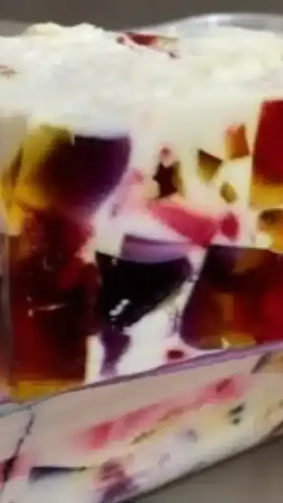 Gelatina colorida que é gostosa, rápida e fácil de fazer, trazendo alegria e cor para a mesa