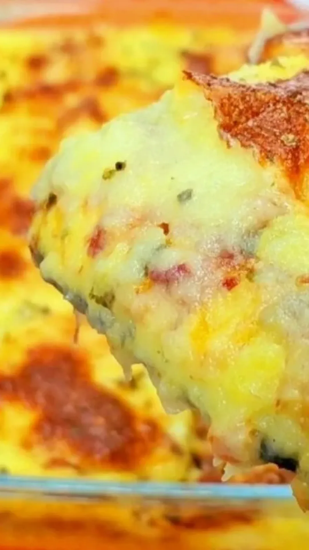 Gratinado de batatas com carne seca no forno delicioso e fácil de preparar para o seu domingo