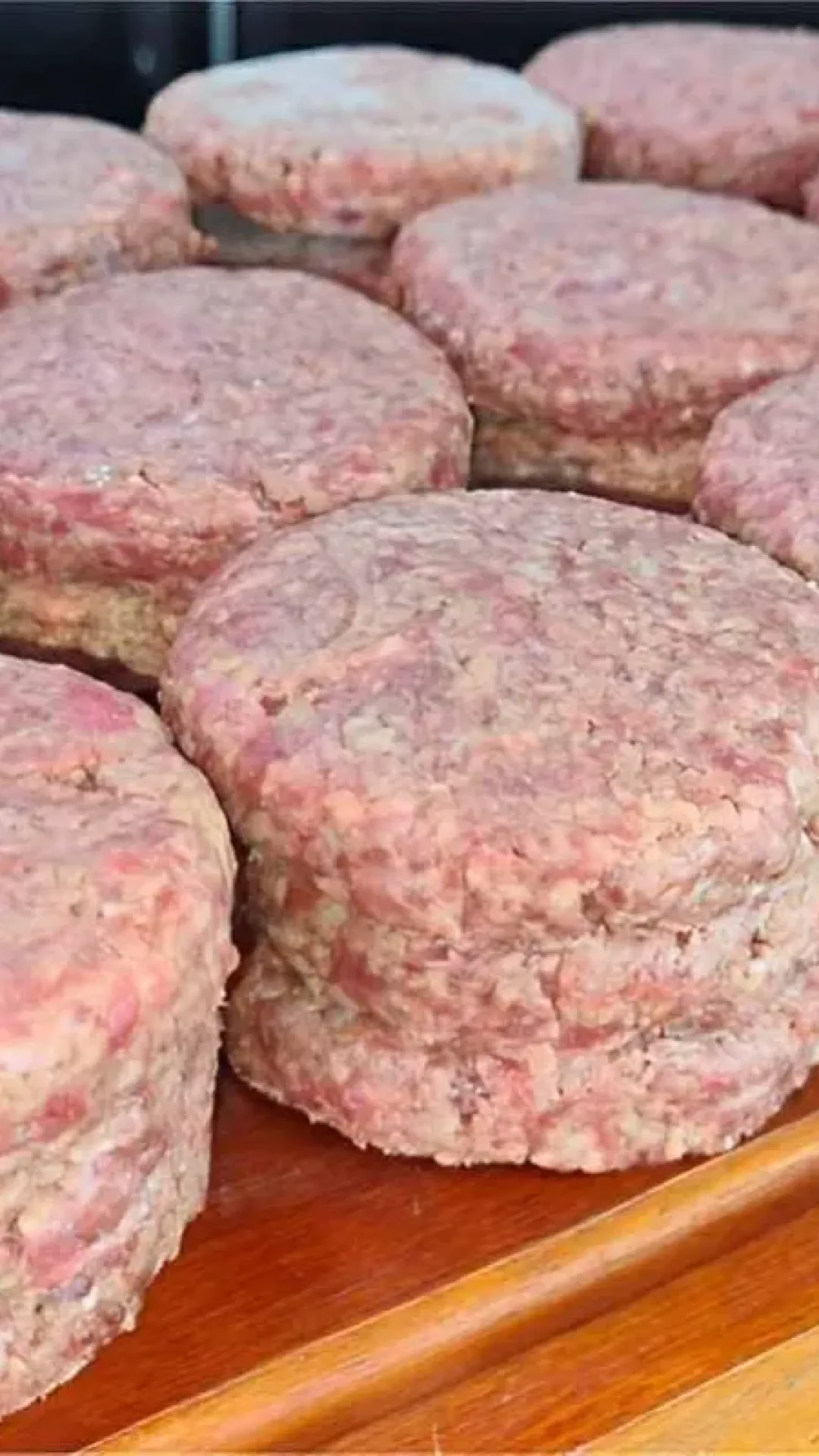 Hambúrguer artesanal caseiro suculento e delicioso feito com apenas 3 ingredientes