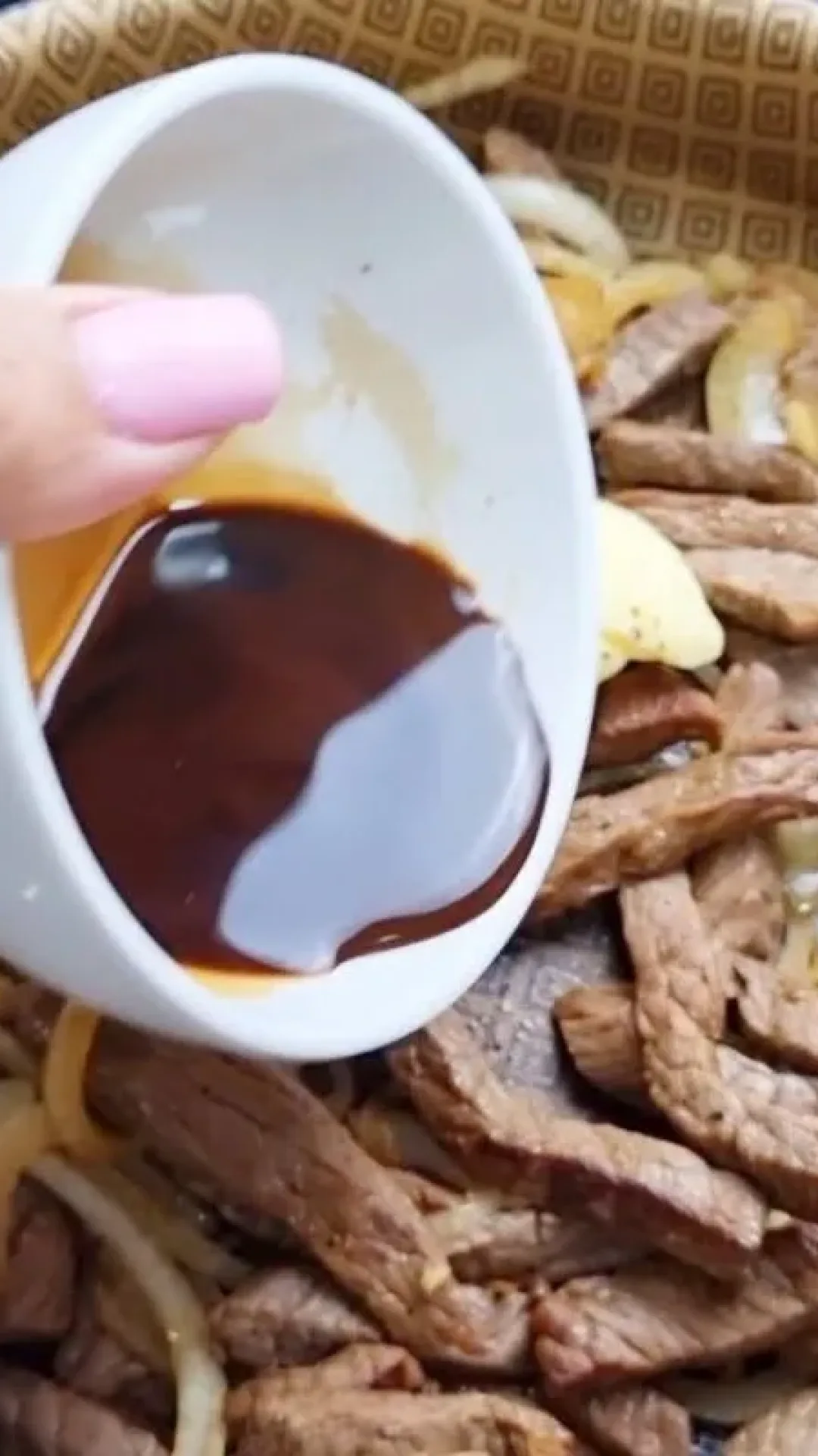 Iscas de carne com shoyu super fácil e deliciosa para o seu jantar especial de fim de ano
