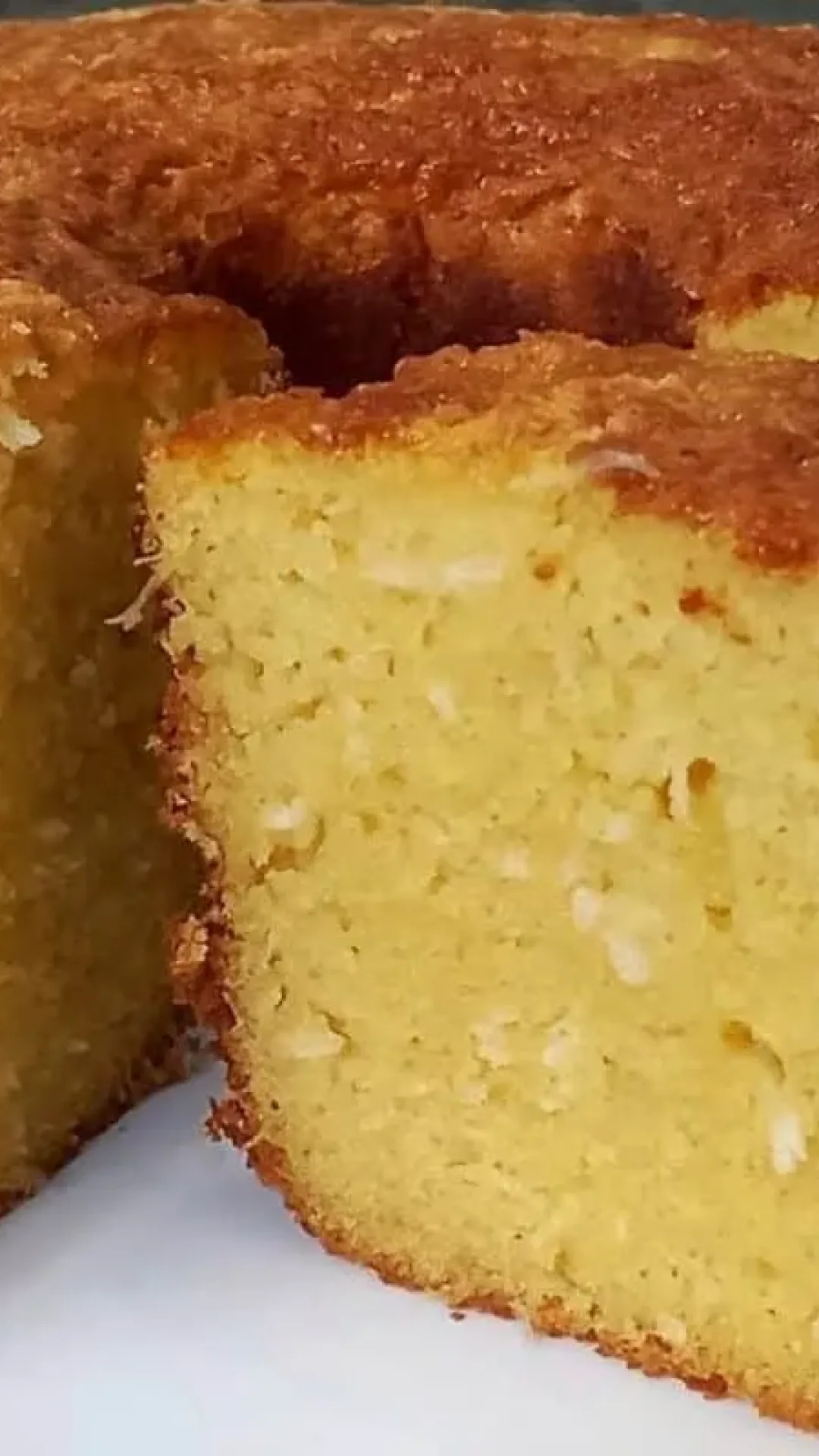 Já anota essa receita de bolo de milho com coco para seu café da manhã