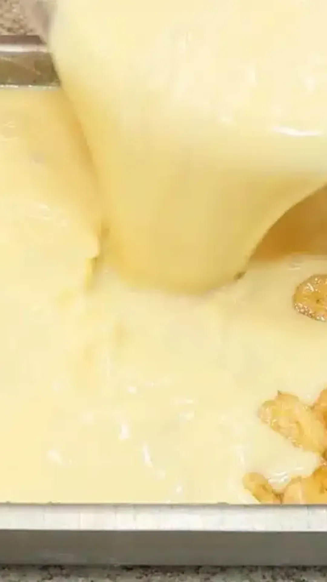 Joguei pudim na assadeira e fiz um bolo de banana diferente e delicioso