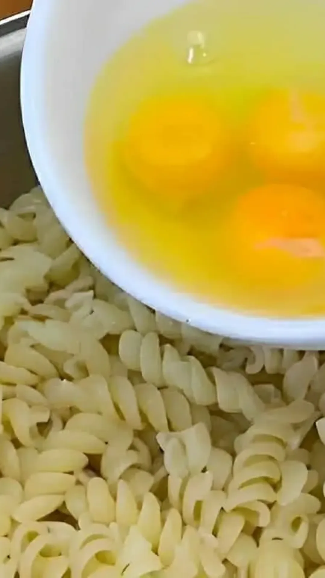 Juntei macarrão com ovos e fiz uma receita tão incrível que agora a família pede toda semana