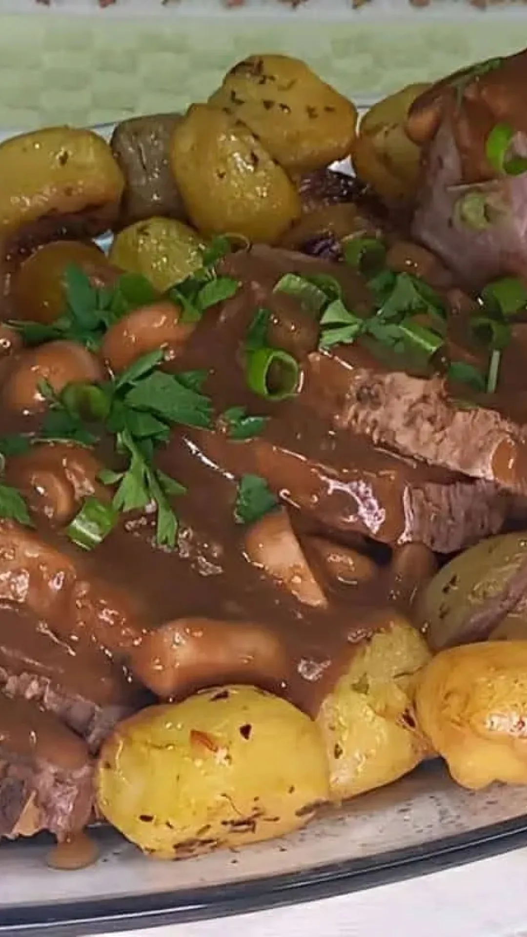 Lagarto ao molho madeira saboroso e suculento para o almoço de dia das mães