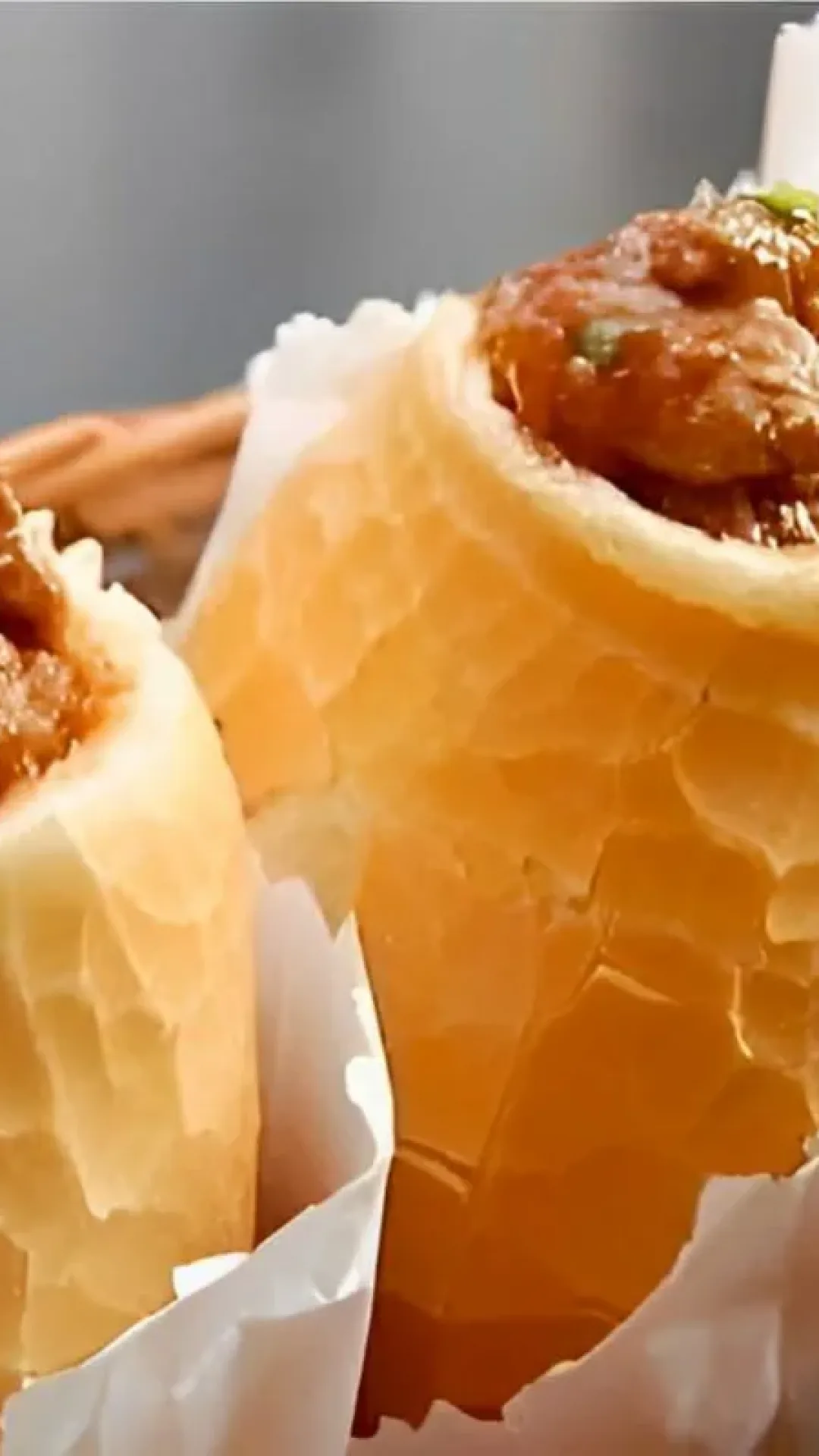 Lanche buraco quente no pão francês com recheio de carne moída e molho delicioso