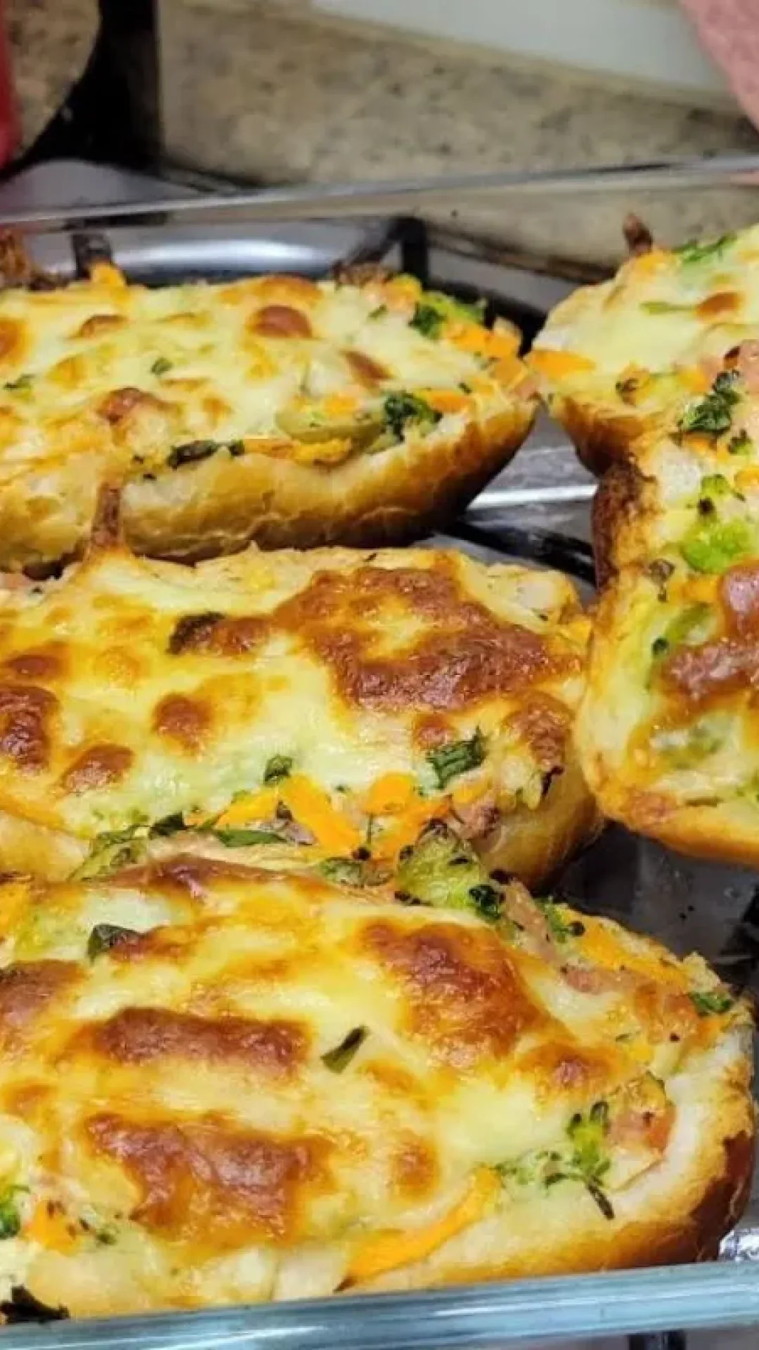 Lanche de pão amanhecido recheado e gratinado, para você aproveitar o que tem em casa e arrasar