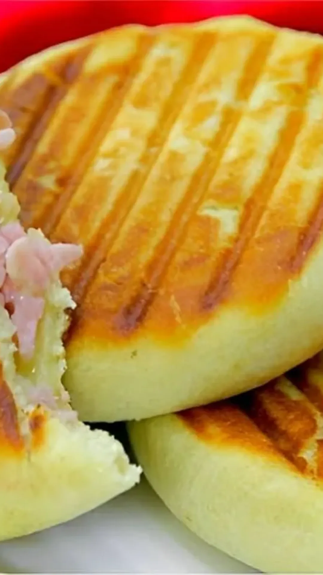 Lanche na sanduicheira pronto em 5 minutos feito com massa de pão e recheio de frios