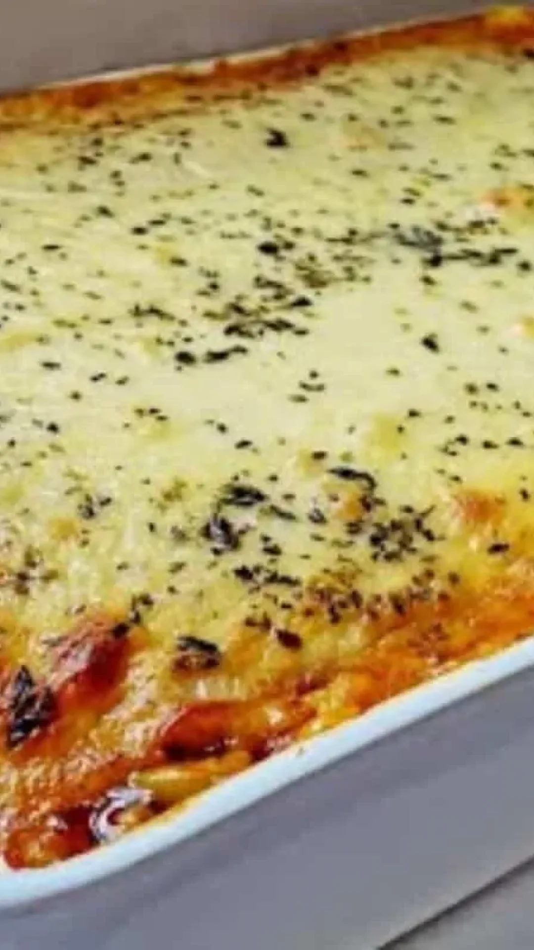 Lasanha à bolonhesa cremosa e gratinada de dar água na boca só de olhar