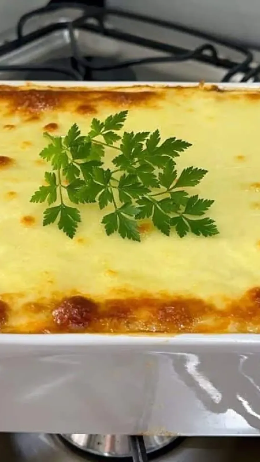 Lasanha cremosa de frango tão gostosa que não precisa de mais nada no almoço
