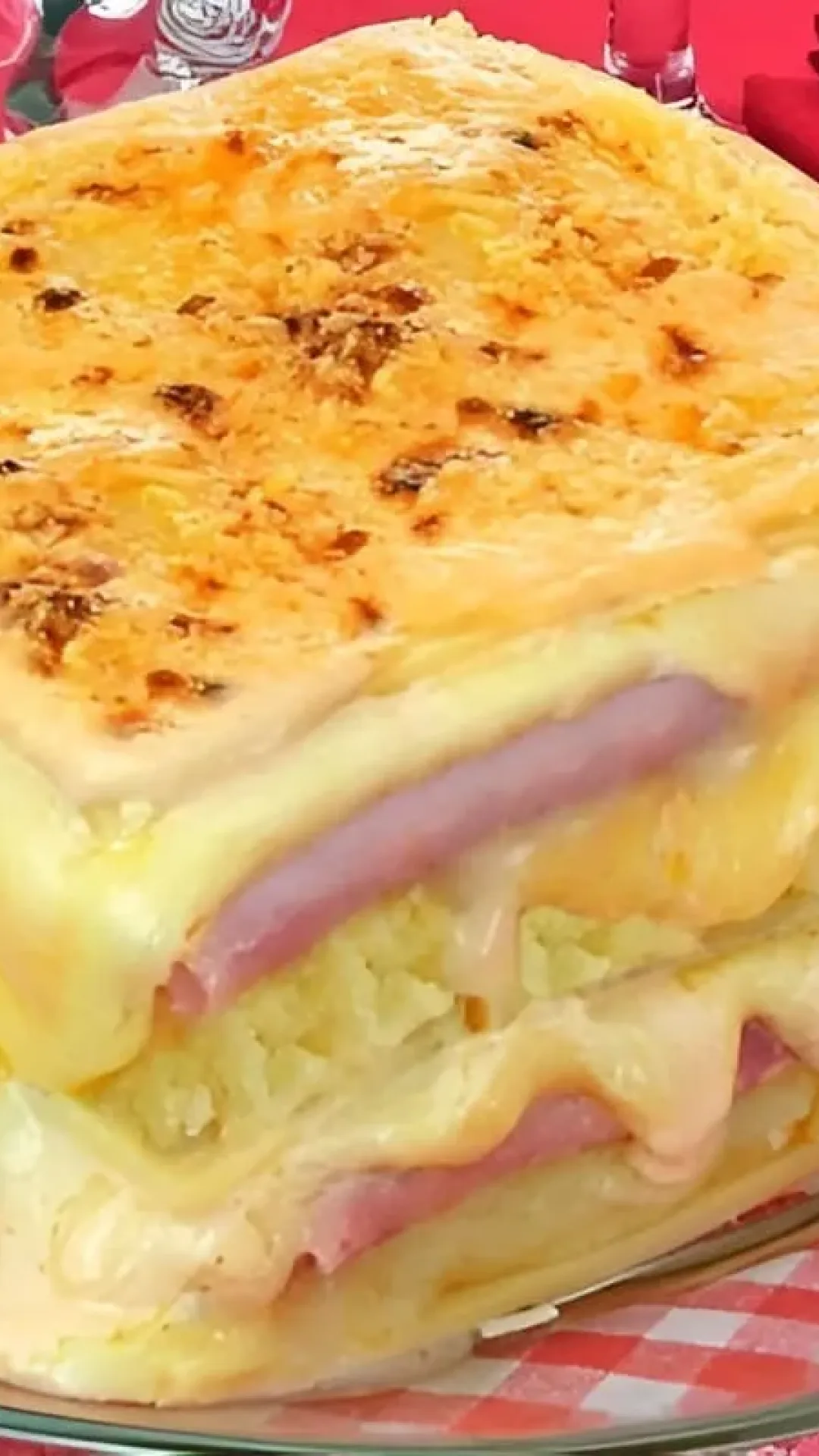 Lasanha de batata com recheio de presunto queijo e molho branco
