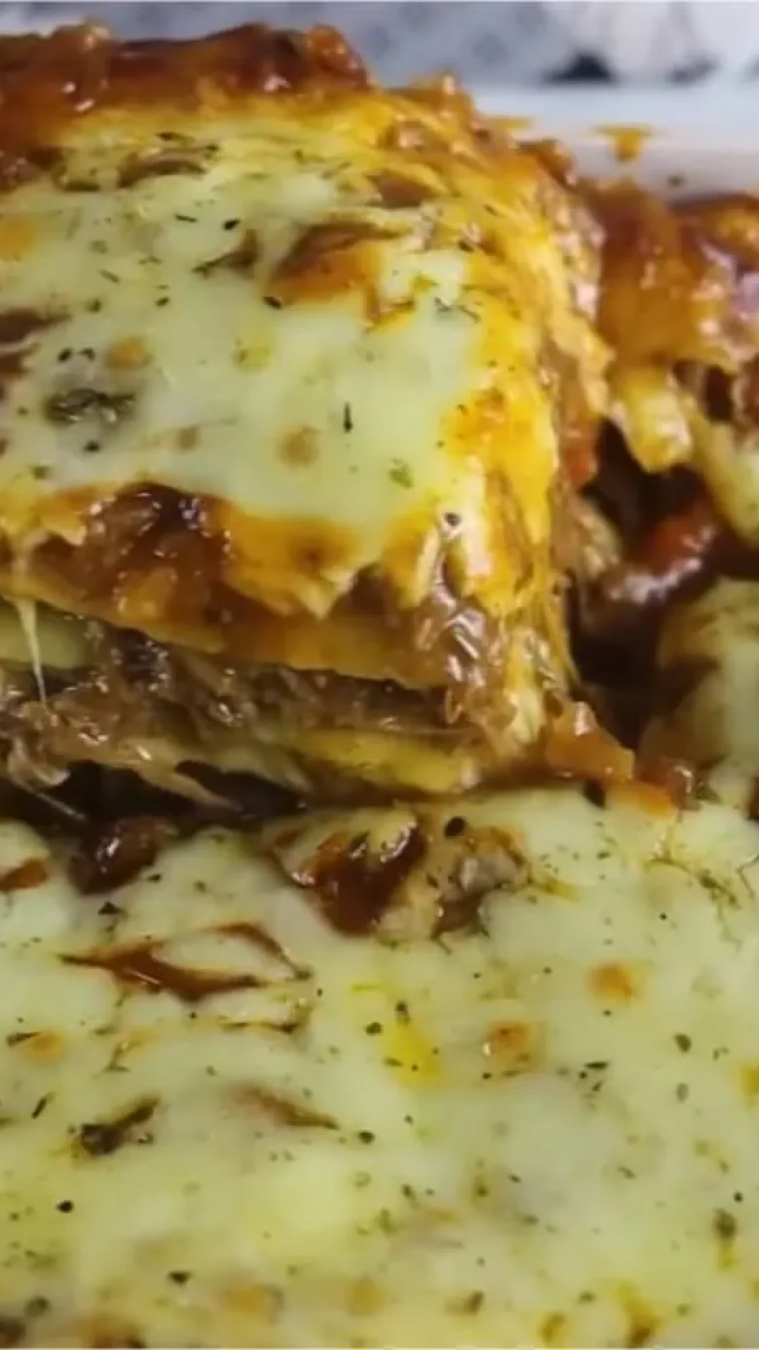 Lasanha de costela gaúcha com muito recheio, ideal para o almoço em família no domingo