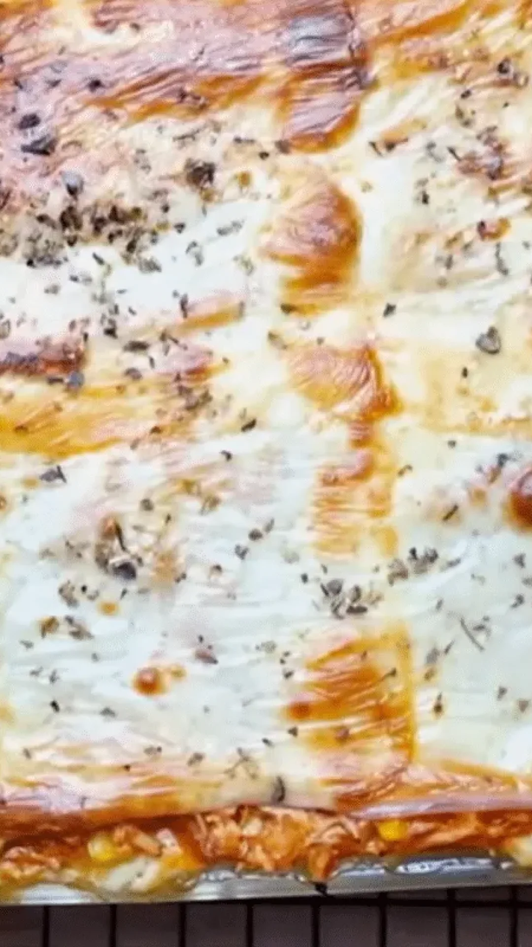 Lasanha de frango ao molho branco com muito queijo derretido, para assar com facilidade e arrasar
