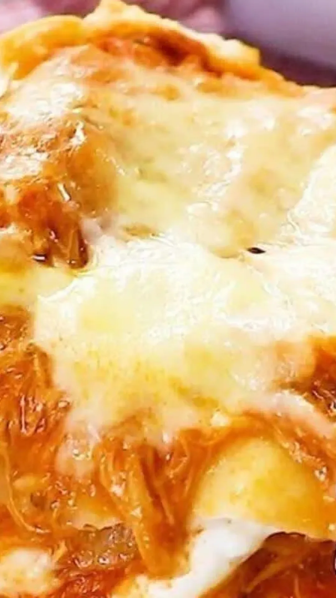 Lasanha de frango ao molho branco fica tão cremosa e molhadinha uma maravilha