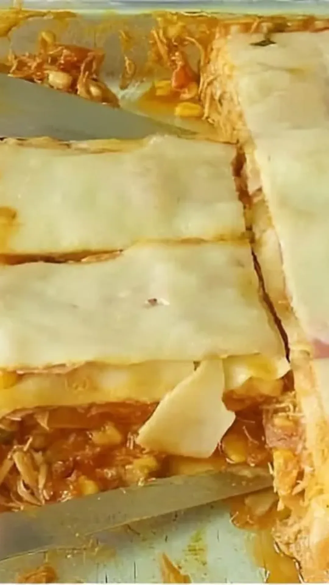 Lasanha de frango com presunto e queijo deliciosa e perfeita para toda família
