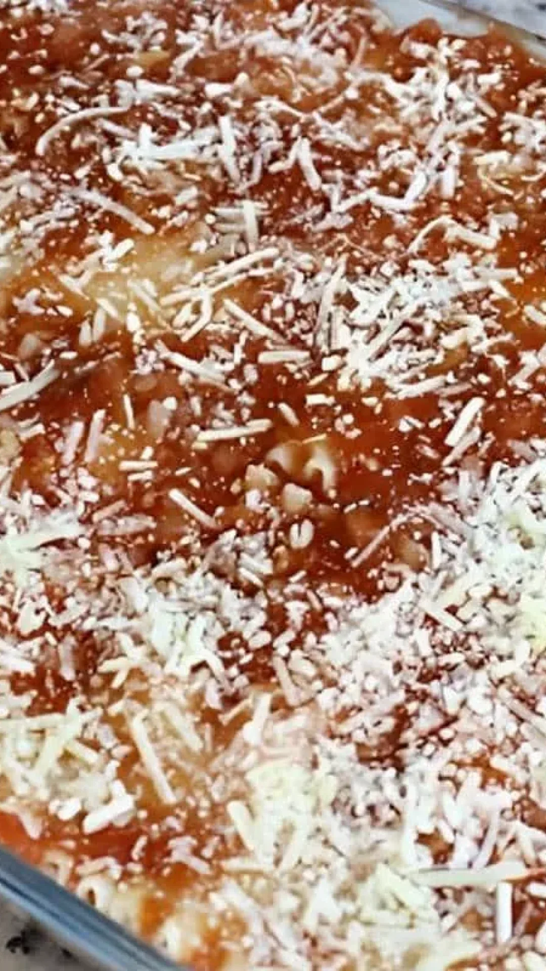 Lasanha de molho branco e molho vermelho deliciosa e fácil de preparar para o almoço ou jantar