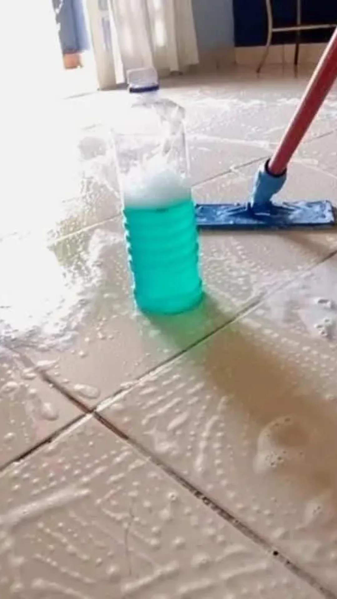 Limpa piso caseiro: descobri como deixar o chão brilhando e cheiroso sem muito esforço
