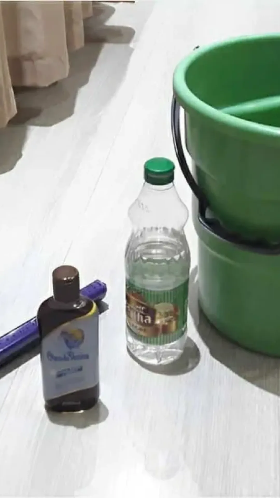 Limpa pisos caseiro que remove o encardido do piso sem fazer esforço