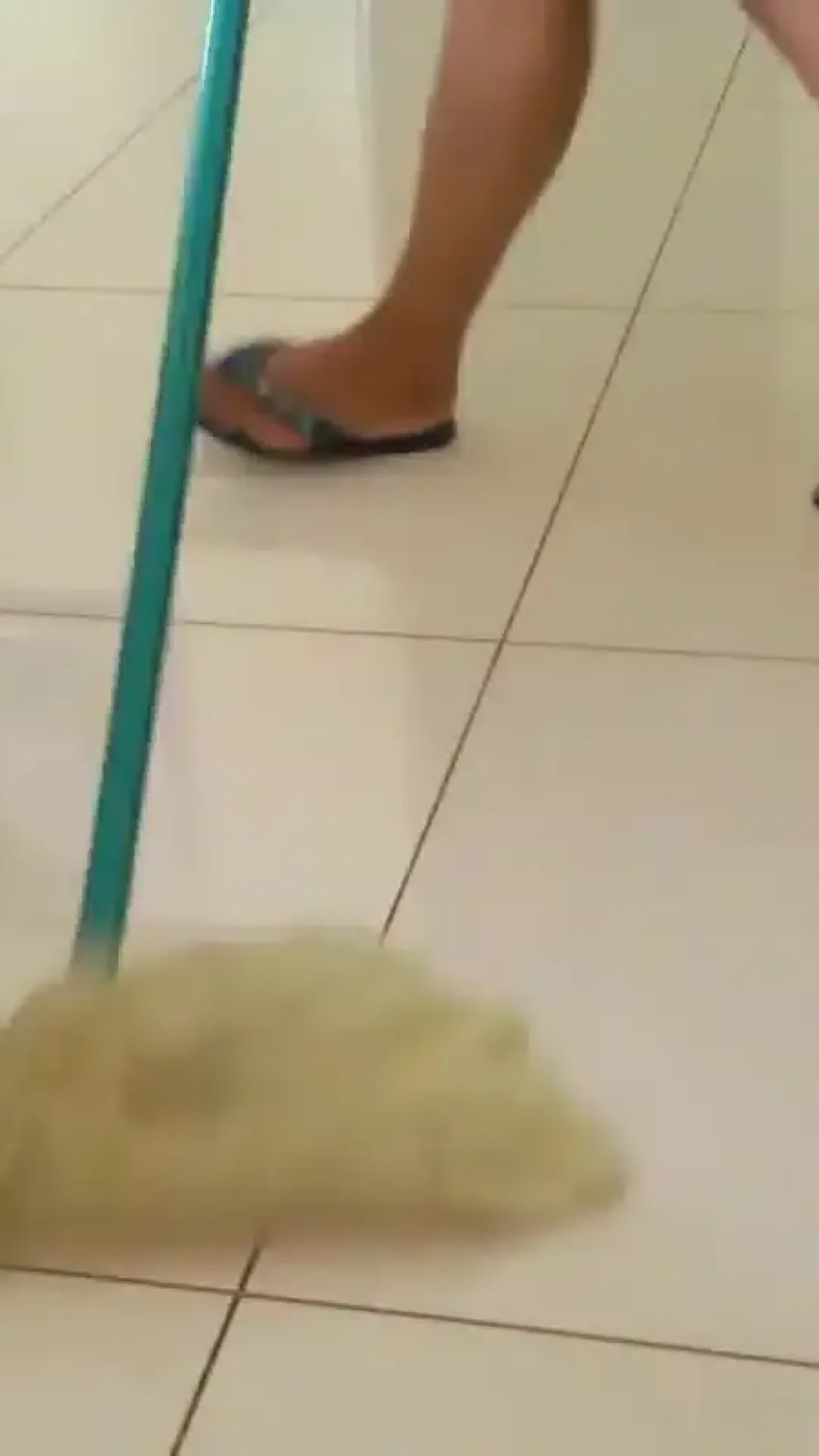 Limpador de piso caseiro: tira todo encardido sem precisar ficar esfregando