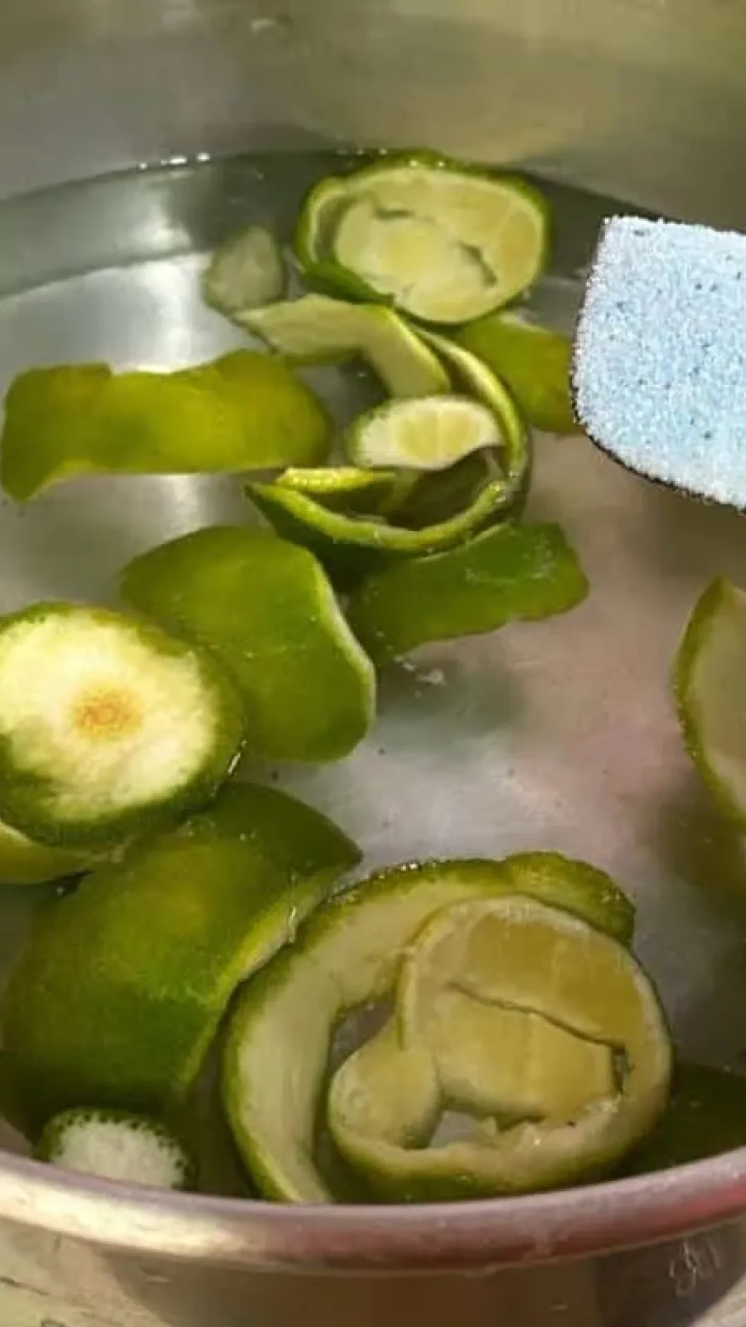 Limpador multiuso potente com cascas de limão: melhor que produto do mercado